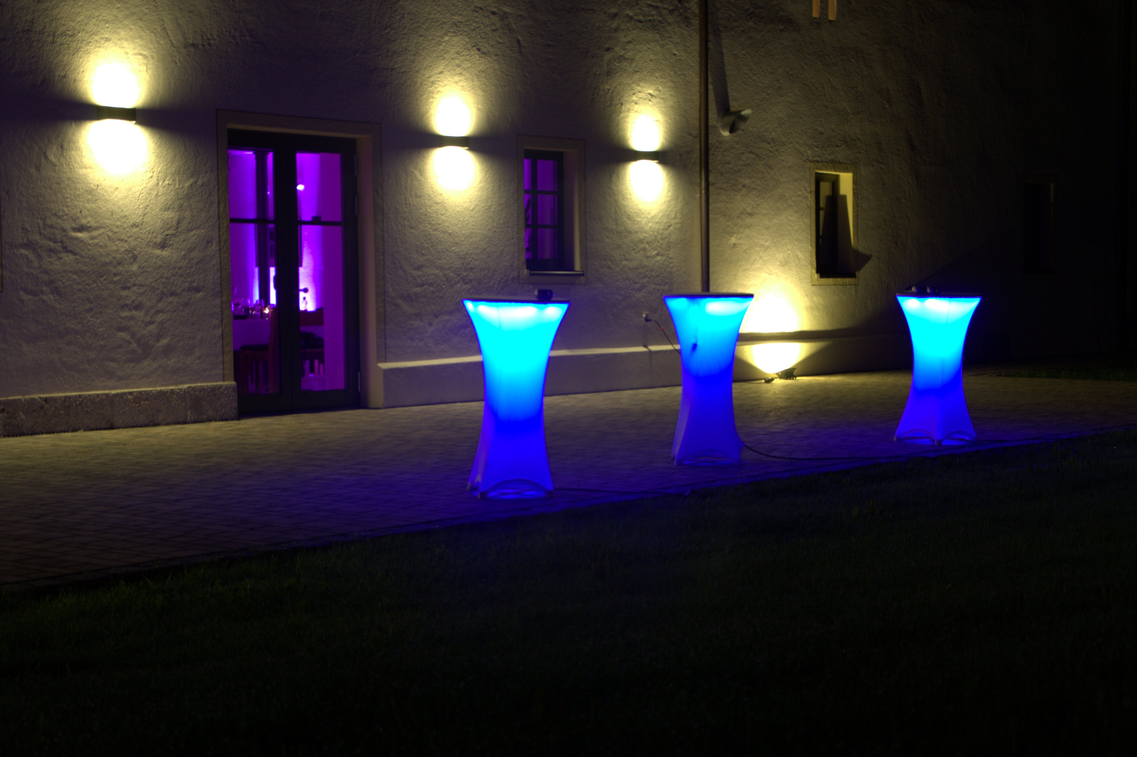 Stehtisch bzw. Bistrotisch mit LED Beleuchtung 70 Umfang incl. Akku