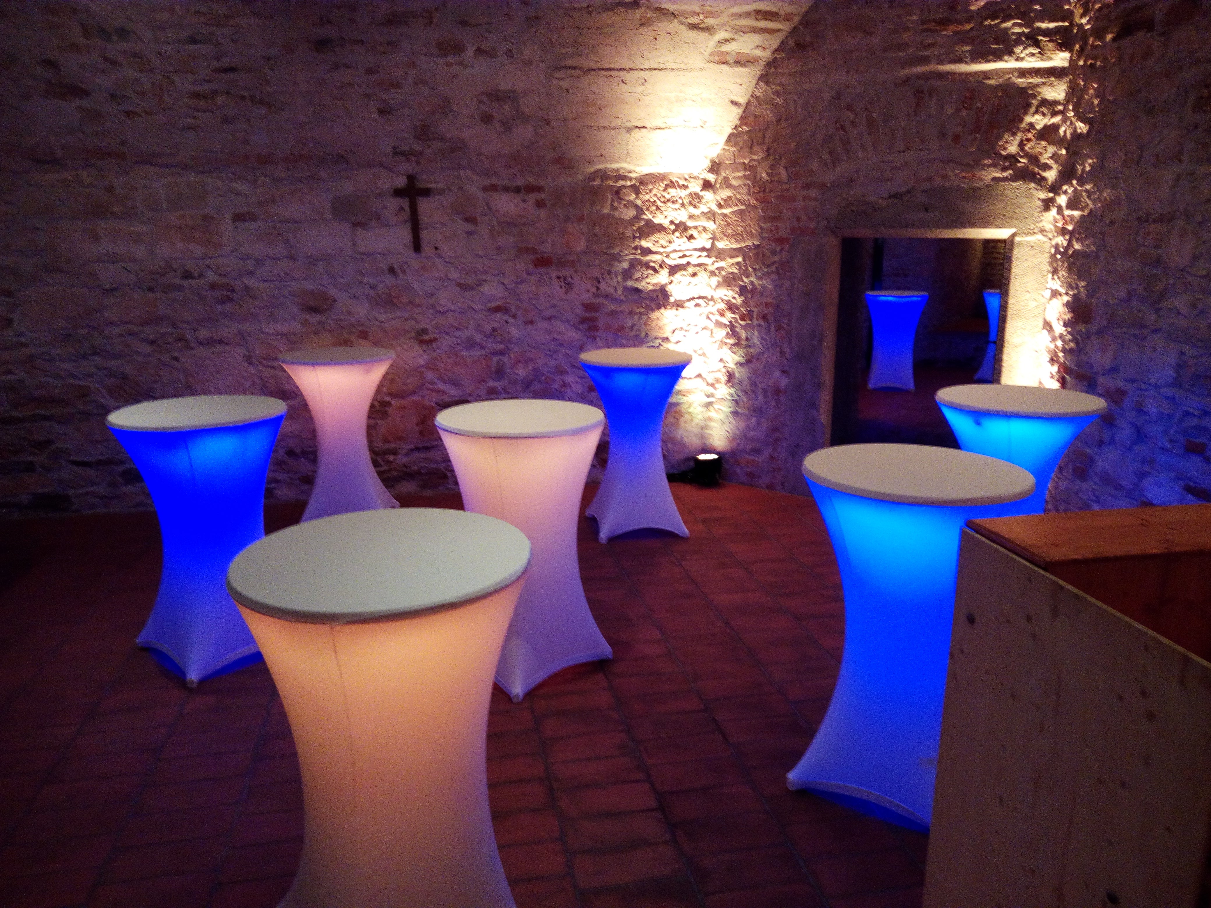 Stehtisch bzw. Bistrotisch mit LED Beleuchtung 70 Umfang incl. Akku – 3