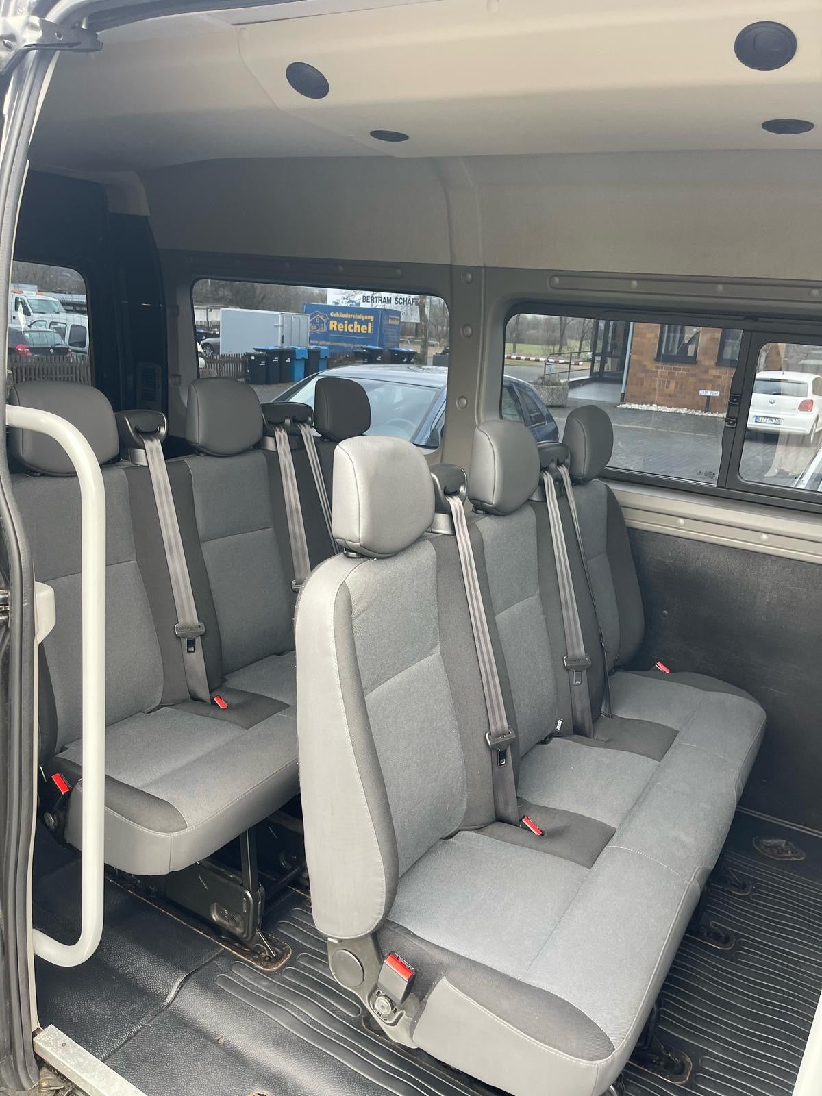 9 Sitzer VIP Shuttle mit großer Ladefläche – 4