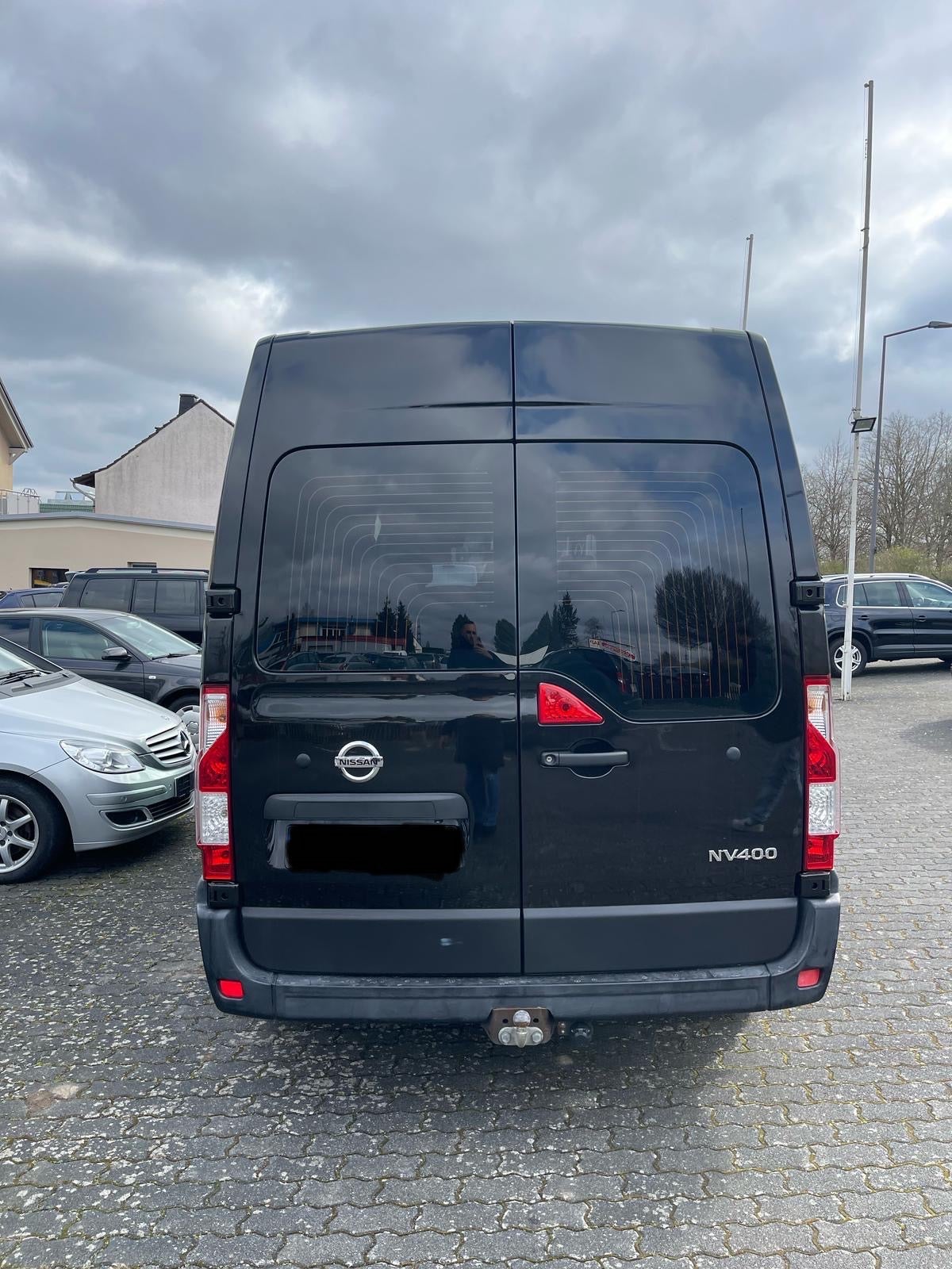 9 Sitzer VIP Shuttle mit großer Ladefläche – 2