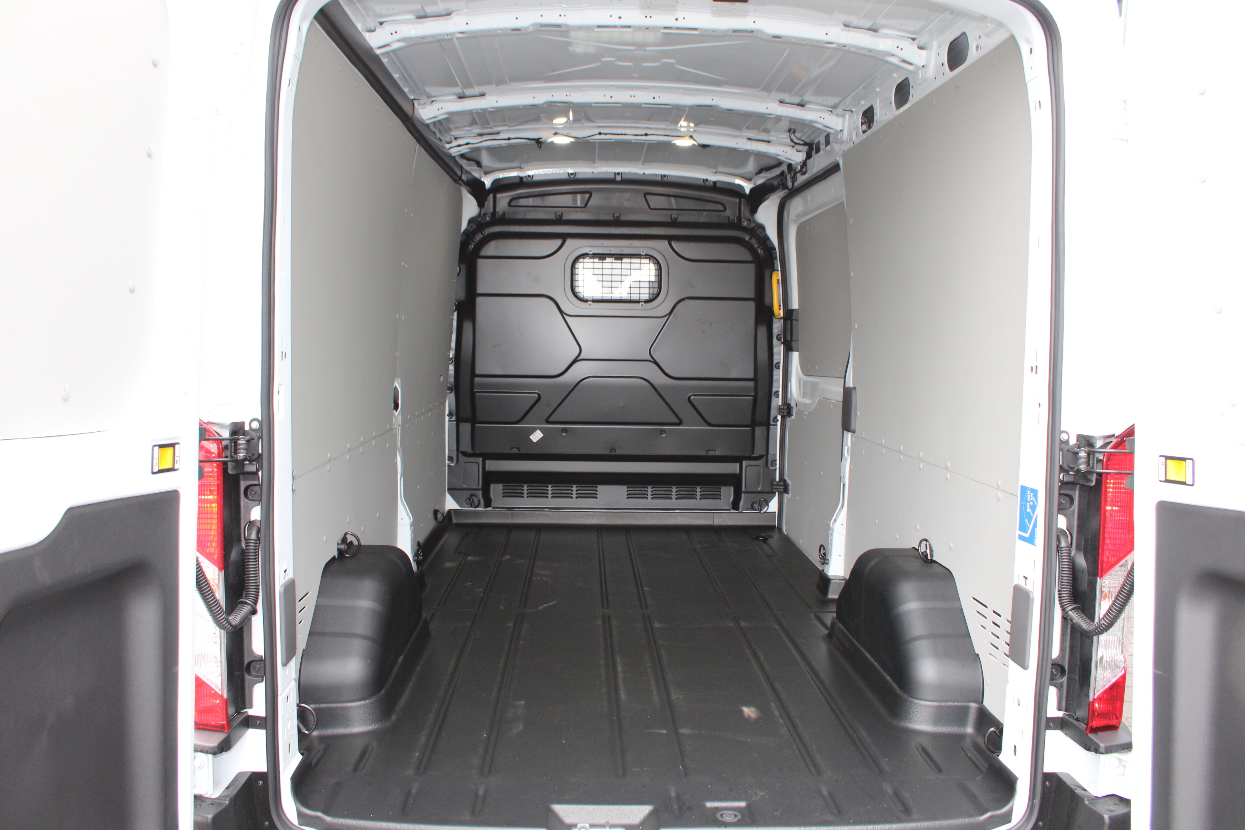 Ford Transit L3H2 mieten – Kastenwagen Transporter für Umzug & Transport – 4