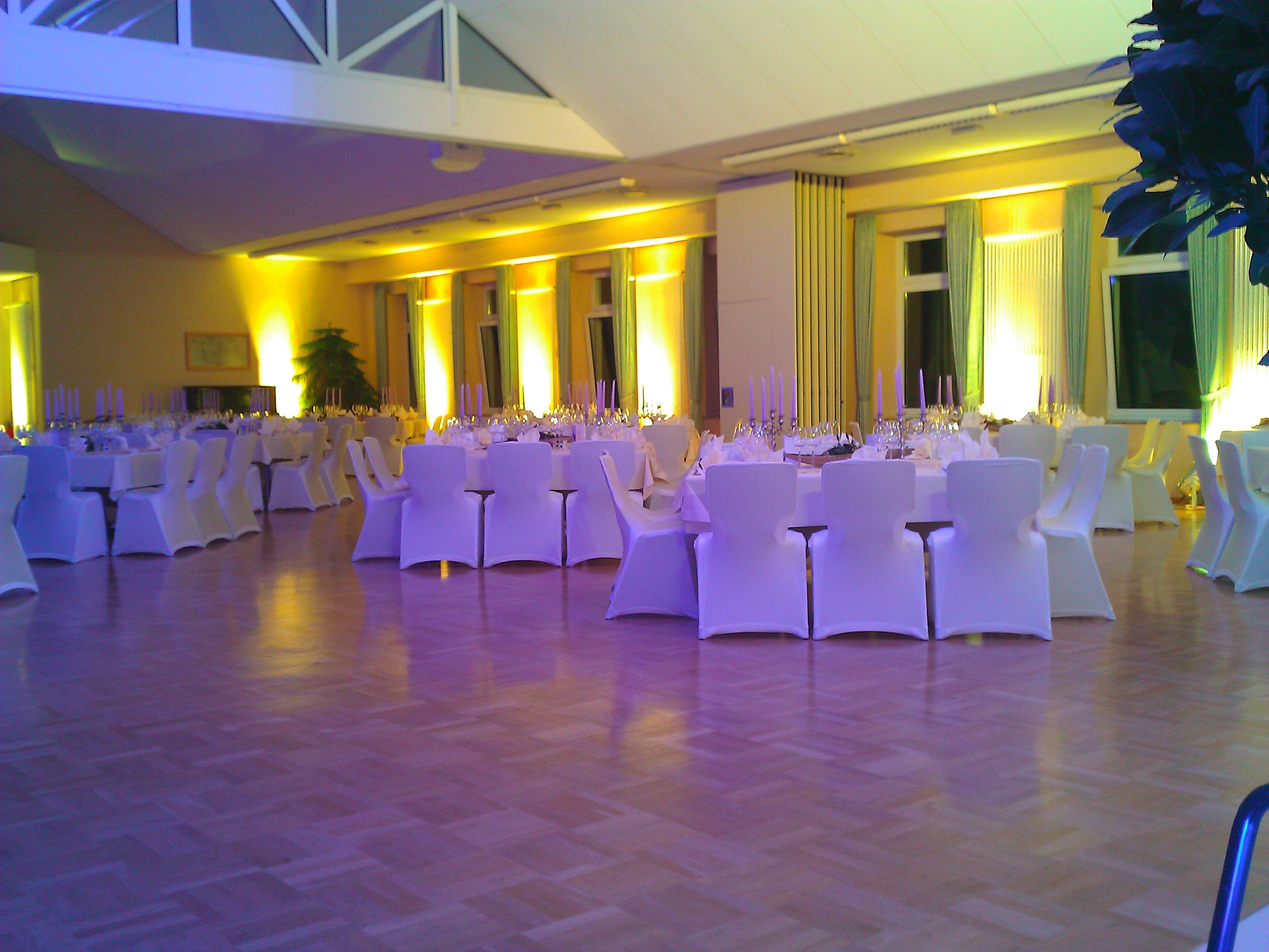 Beschallung für ihre Hochzeit, Firmenfeier oder Geburtstag bis 200 Personen und dazu das passende Licht und einen DJ? Wir haben das Richitge für Sie – 3