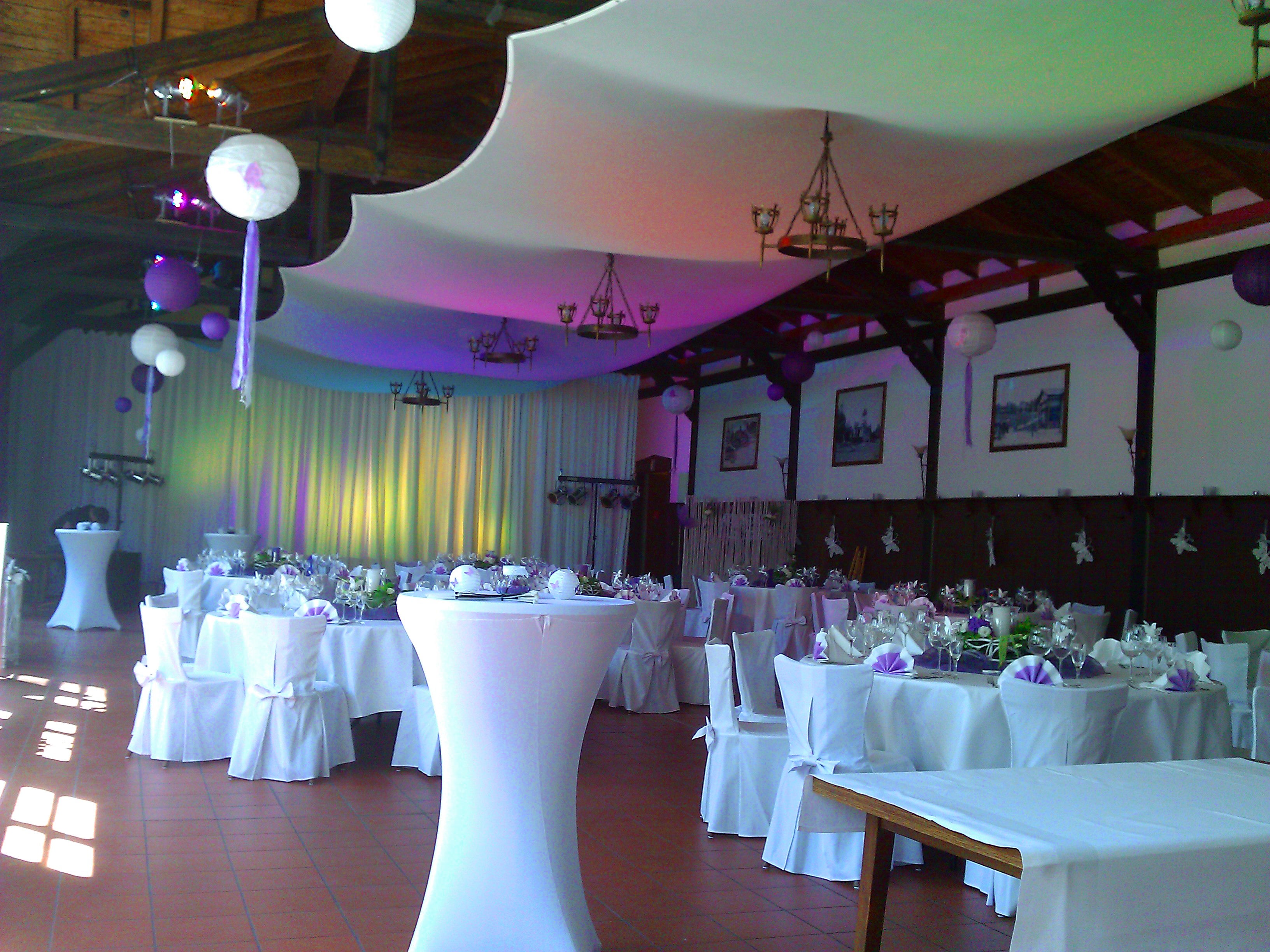 Beschallung für ihre Hochzeit, Firmenfeier oder Geburtstag bis 200 Personen und dazu das passende Licht und einen DJ? Wir haben das Richitge für Sie