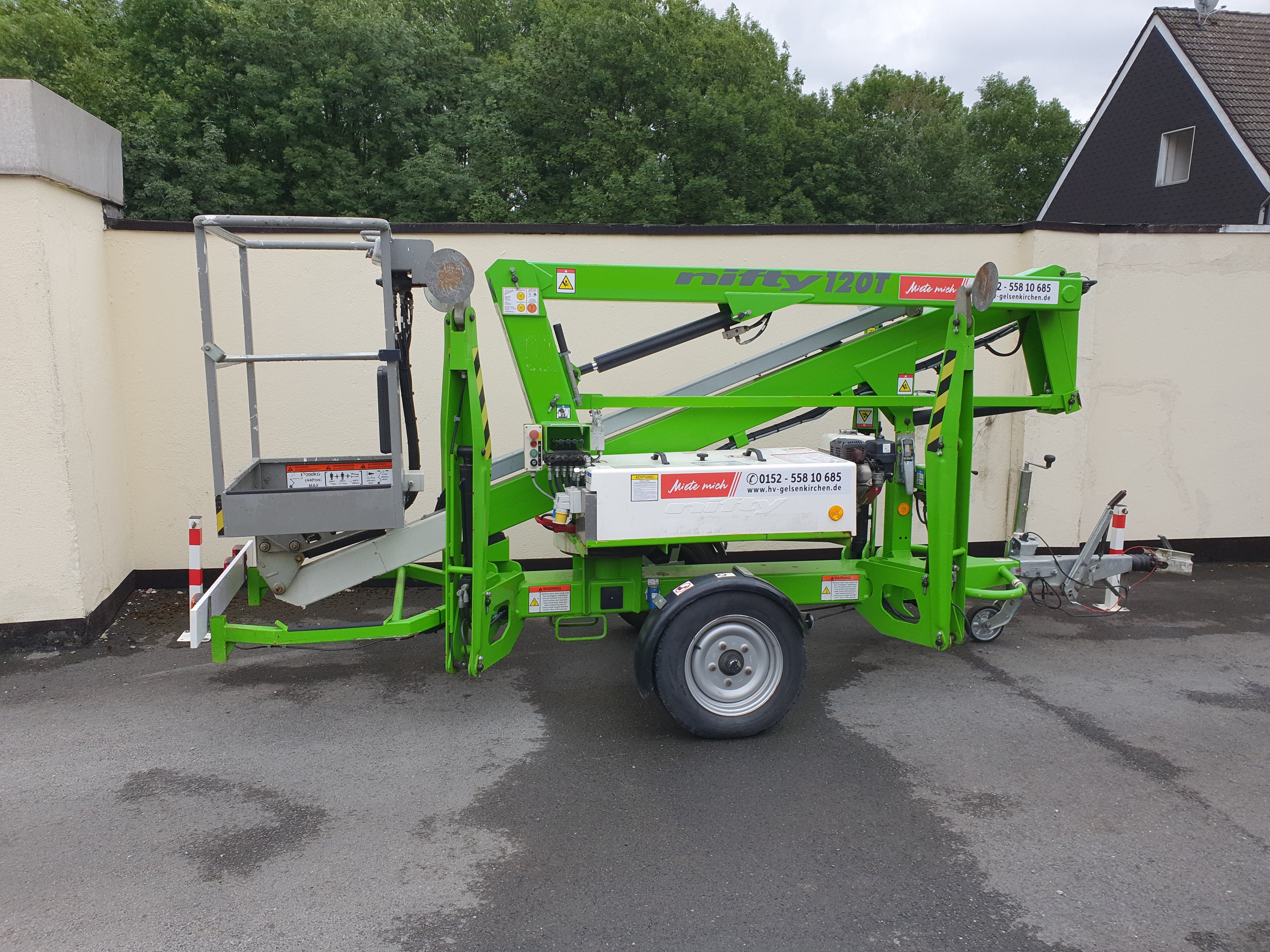 Nifty 120 T Anhängerarbeitsbühne Arbeitsbühne Hubsteiger mit 12,2 Meter Arbeitshöhe.