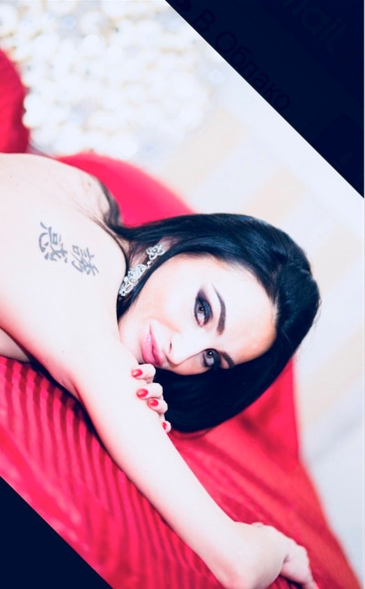BILDHÜBSCHE STRIPPERIN ALICIA FÜR IHRE PARTY! – 3