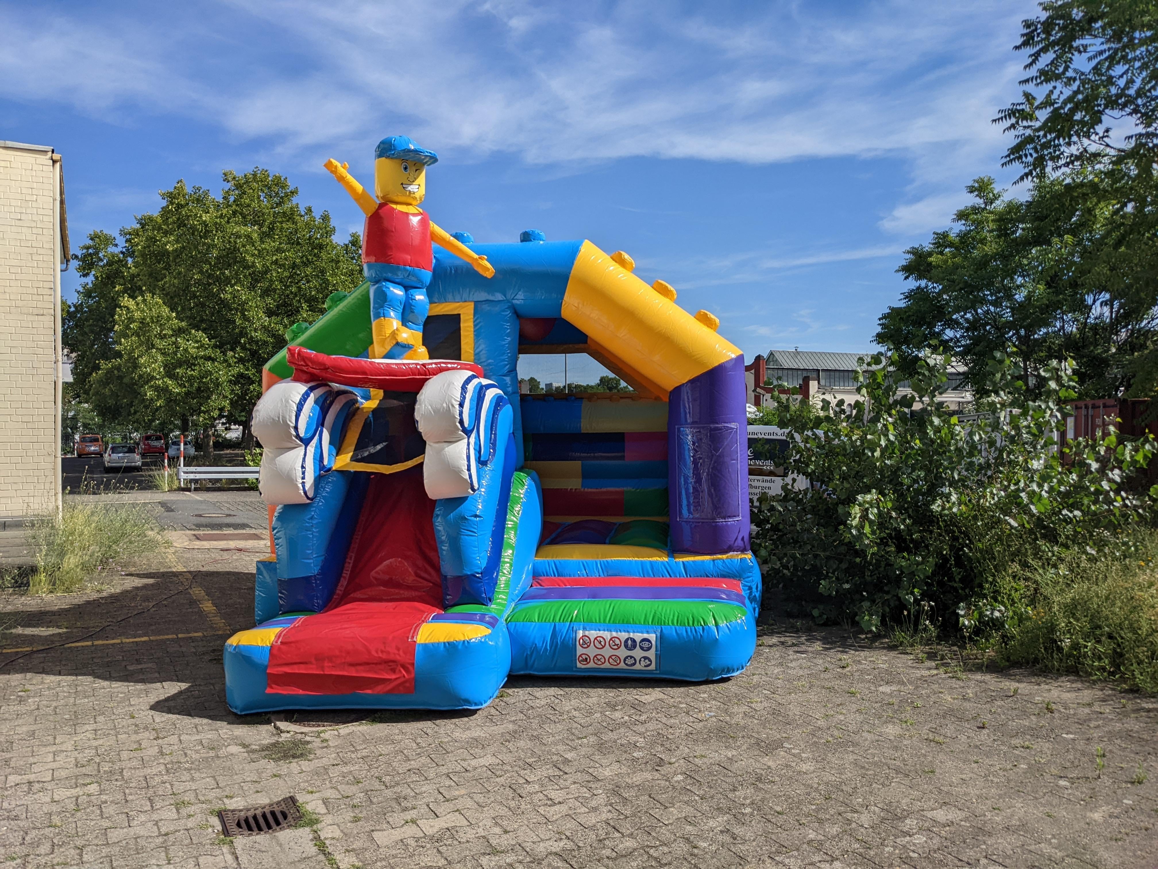 Verschiedene Hüpfburgen mit Rutsche – 2
