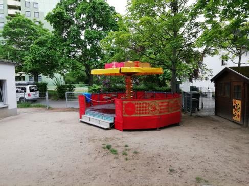 Kettenflieger oder Pferdekarussell mit Podium und Beleuchtung – 4