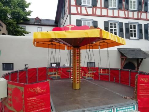 Kettenflieger oder Pferdekarussell mit Podium und Beleuchtung – 2