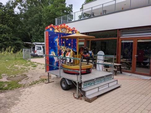 Kettenflieger oder Pferdekarussell mit Podium und Beleuchtung – 3