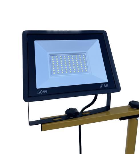 Baustrahler mit Stativ – 2