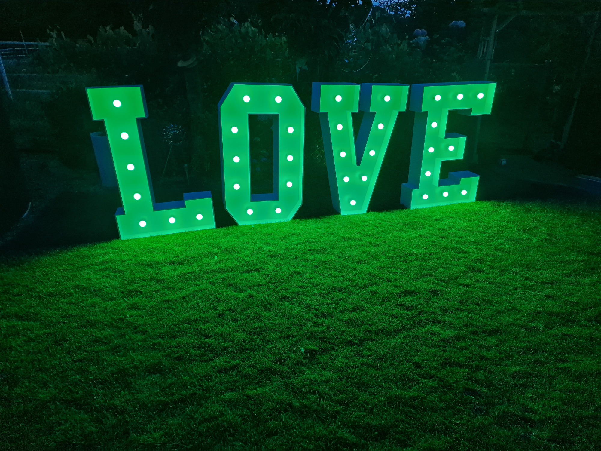 XXL-Leuchtbuchstaben LOVE 1,2 m mieten – Speyer / Rhein-Neckar, ab 129 €