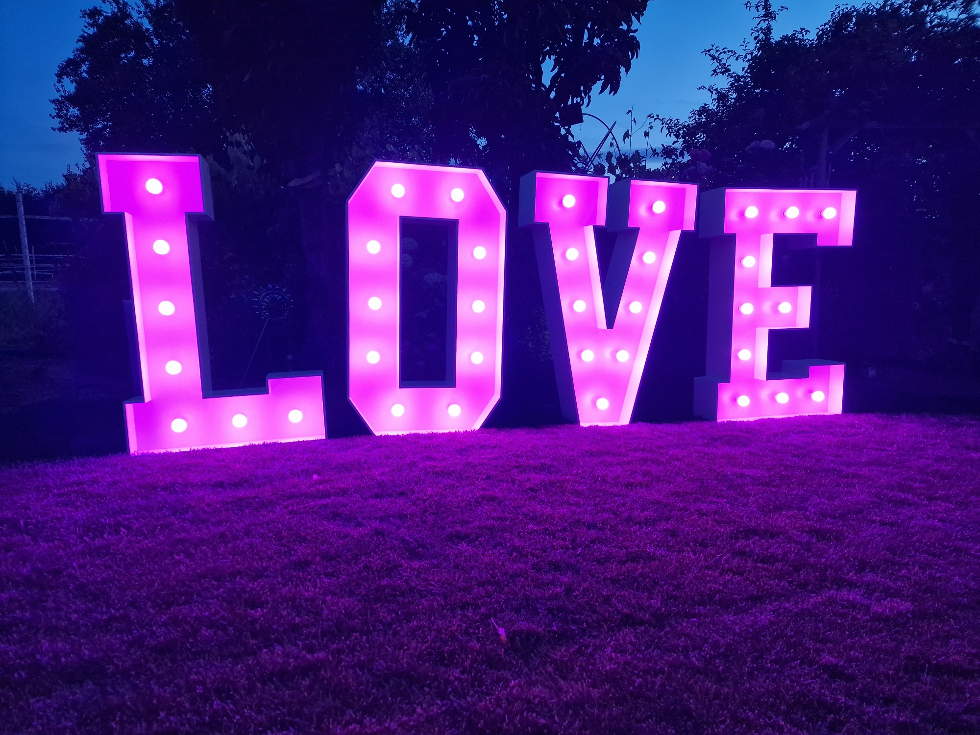 XXL-Leuchtbuchstaben LOVE 1,2 m mieten – Speyer / Rhein-Neckar, ab 129 € – 4