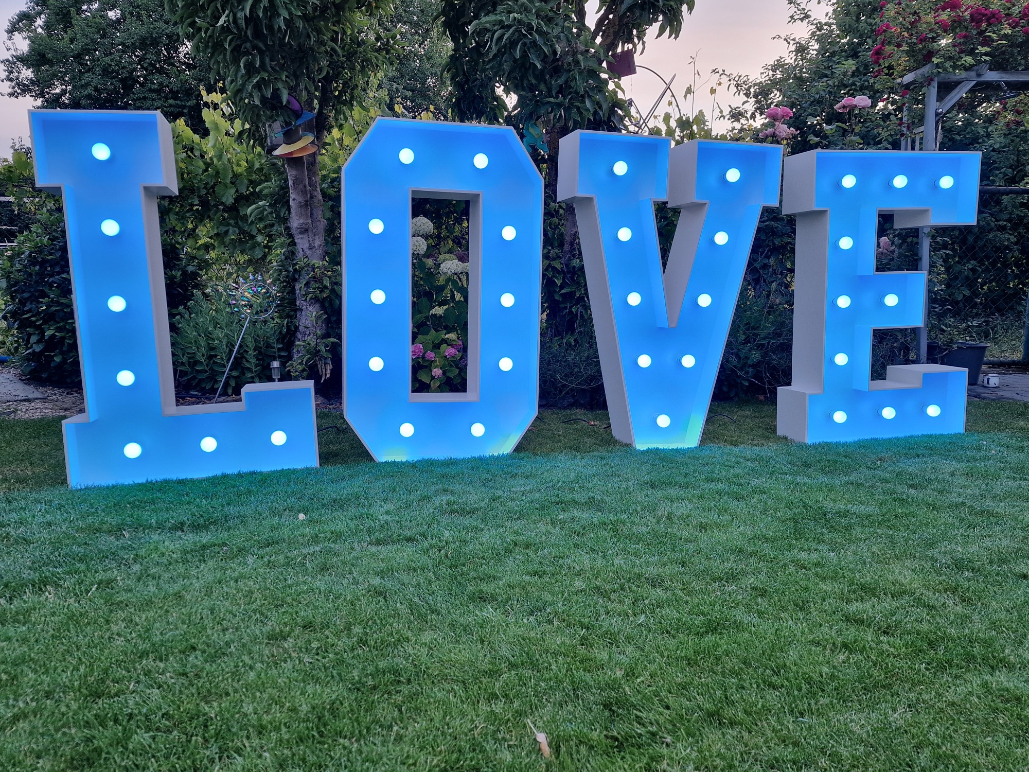 XXL-Leuchtbuchstaben LOVE 1,2 m mieten – Speyer / Rhein-Neckar, ab 129 € – 5