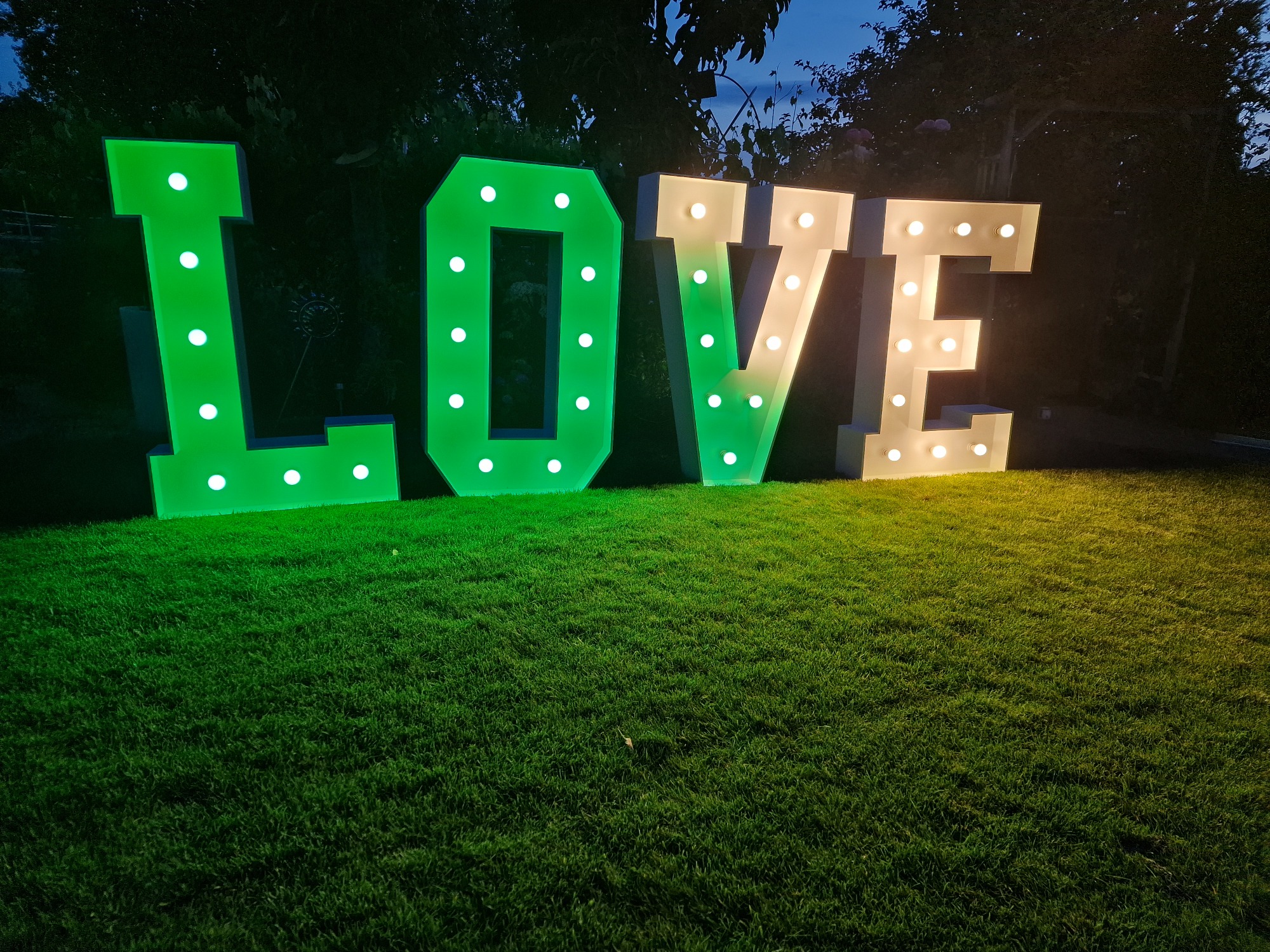 XXL-Leuchtbuchstaben LOVE 1,2 m mieten – Speyer / Rhein-Neckar, ab 129 € – 3