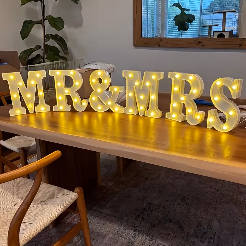 Romantische Leuchtbuchstaben „MR. & MRS.“ – Event-Deko zum Mieten – 2