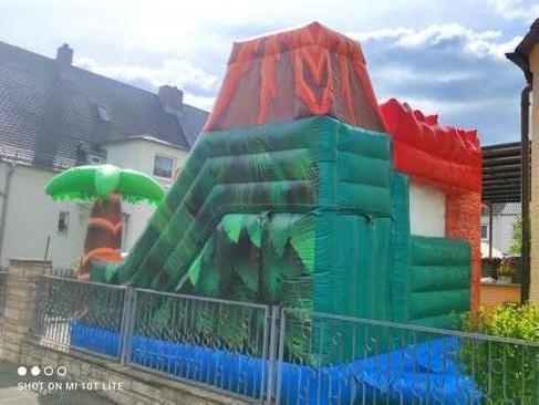 Profi Hüpfburg Luftburg Springburg Dino Vulkan mit Rutsche Jungentraum günstig leihen mieten in Mittelfranken Nürnberg Fürth Erlangen Ansbach Schwabach Lauf Zirndorf Roth – 2