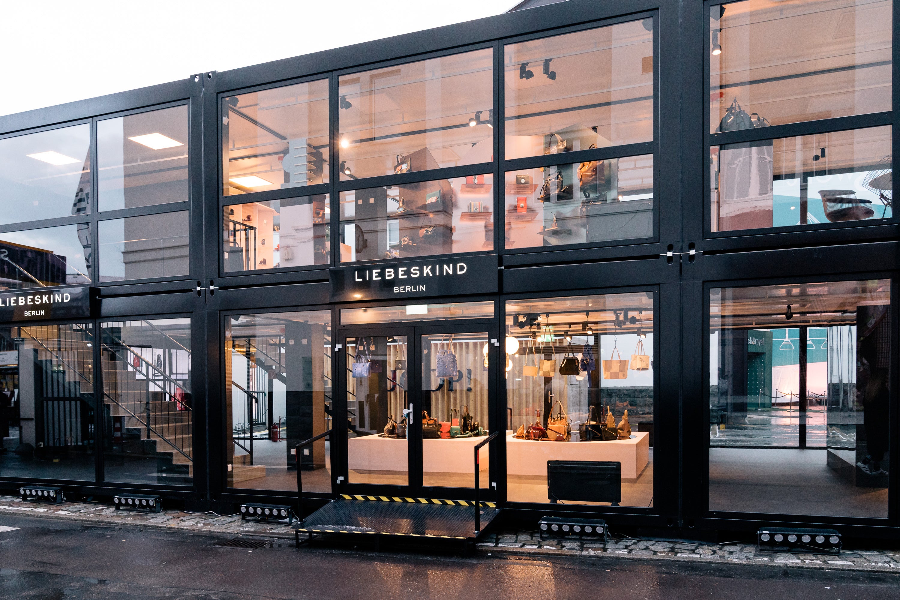 Eventcontainer, Glascontainer, VIP Lounge, Hospitality, mobile Räume, Roadshow
