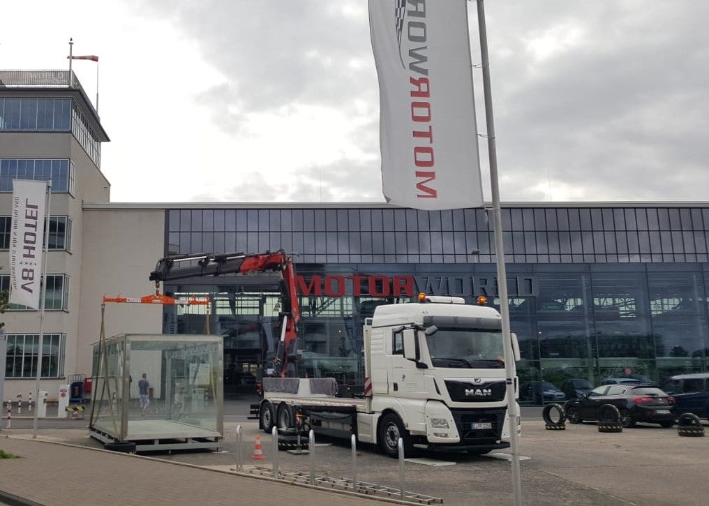 LKW mit Ladekran / Container- & Baustellenlogistik