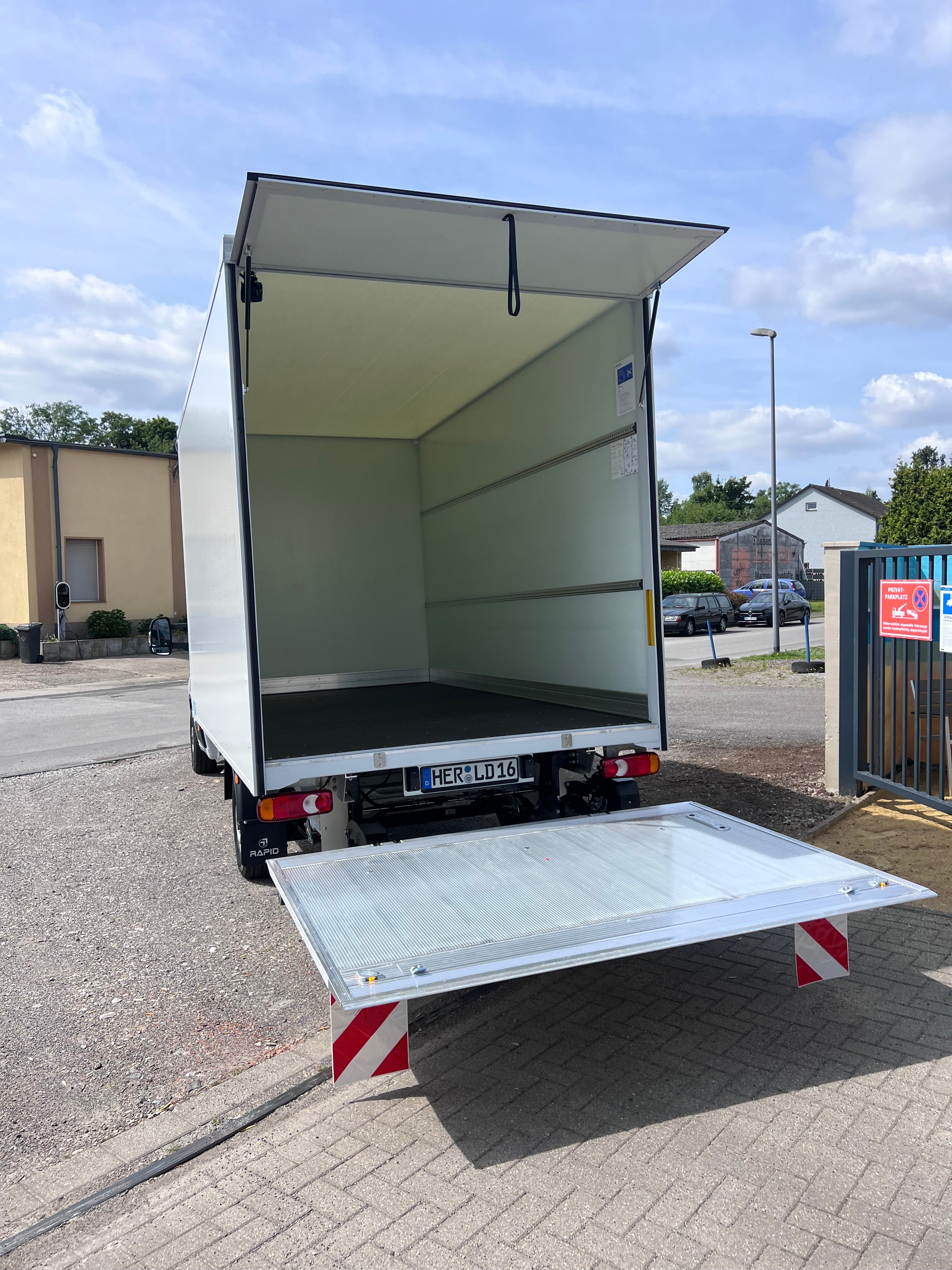 3,5 t LKW mit Koffer und Ladebordwand, alternativ Flügeltüren – 3