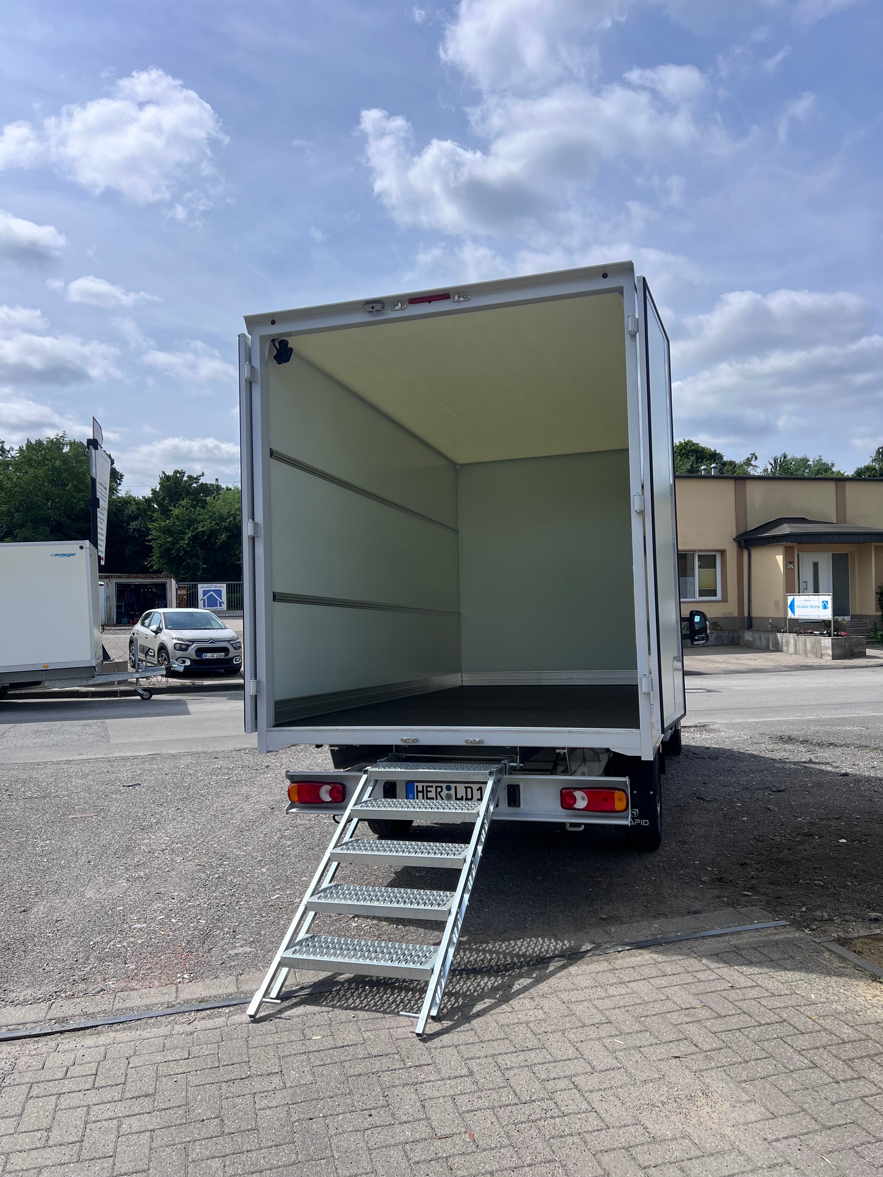 3,5 t LKW mit Koffer und Ladebordwand, alternativ Flügeltüren – 4