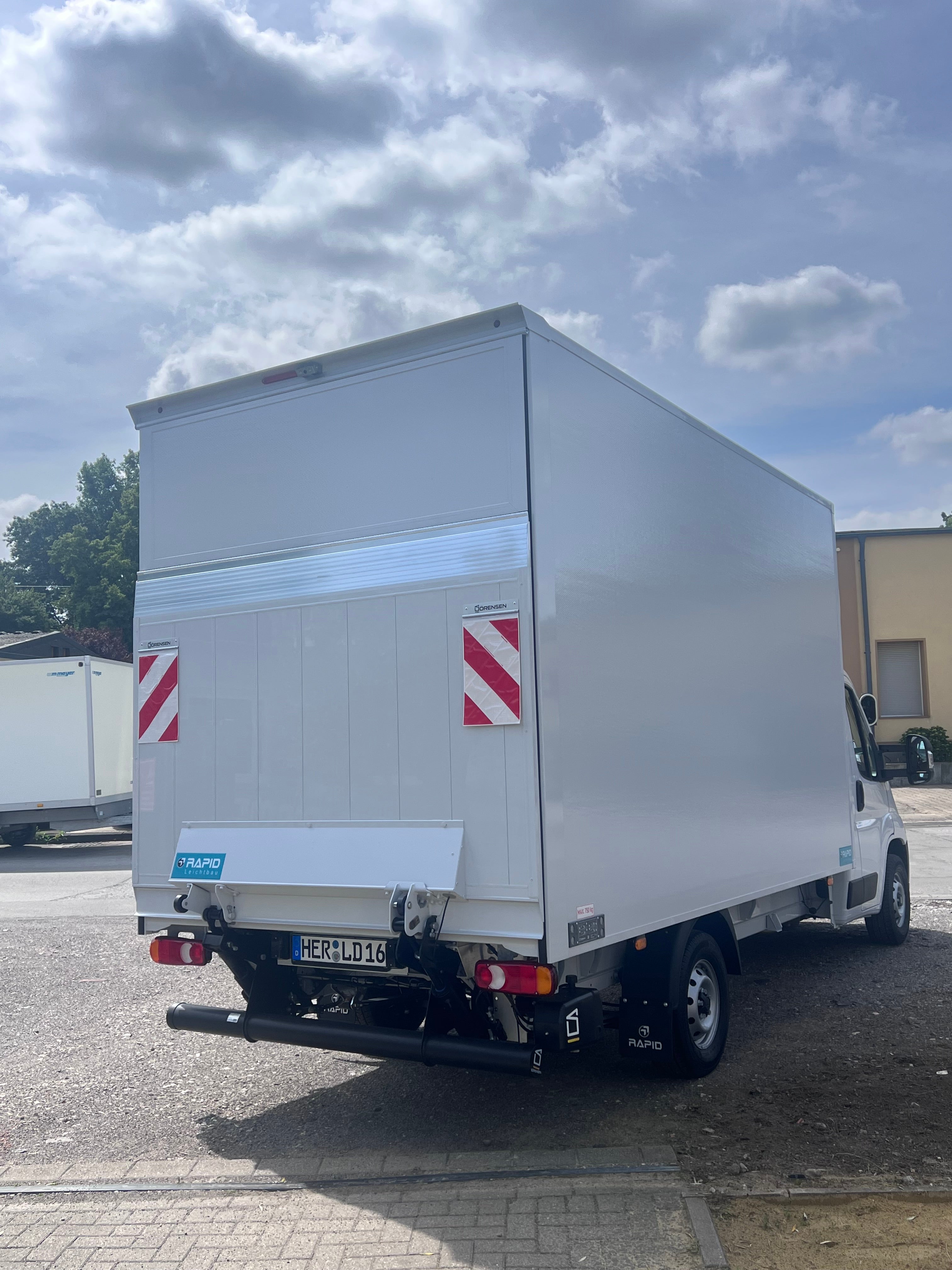 3,5 t LKW mit Koffer und Ladebordwand, alternativ Flügeltüren – 2