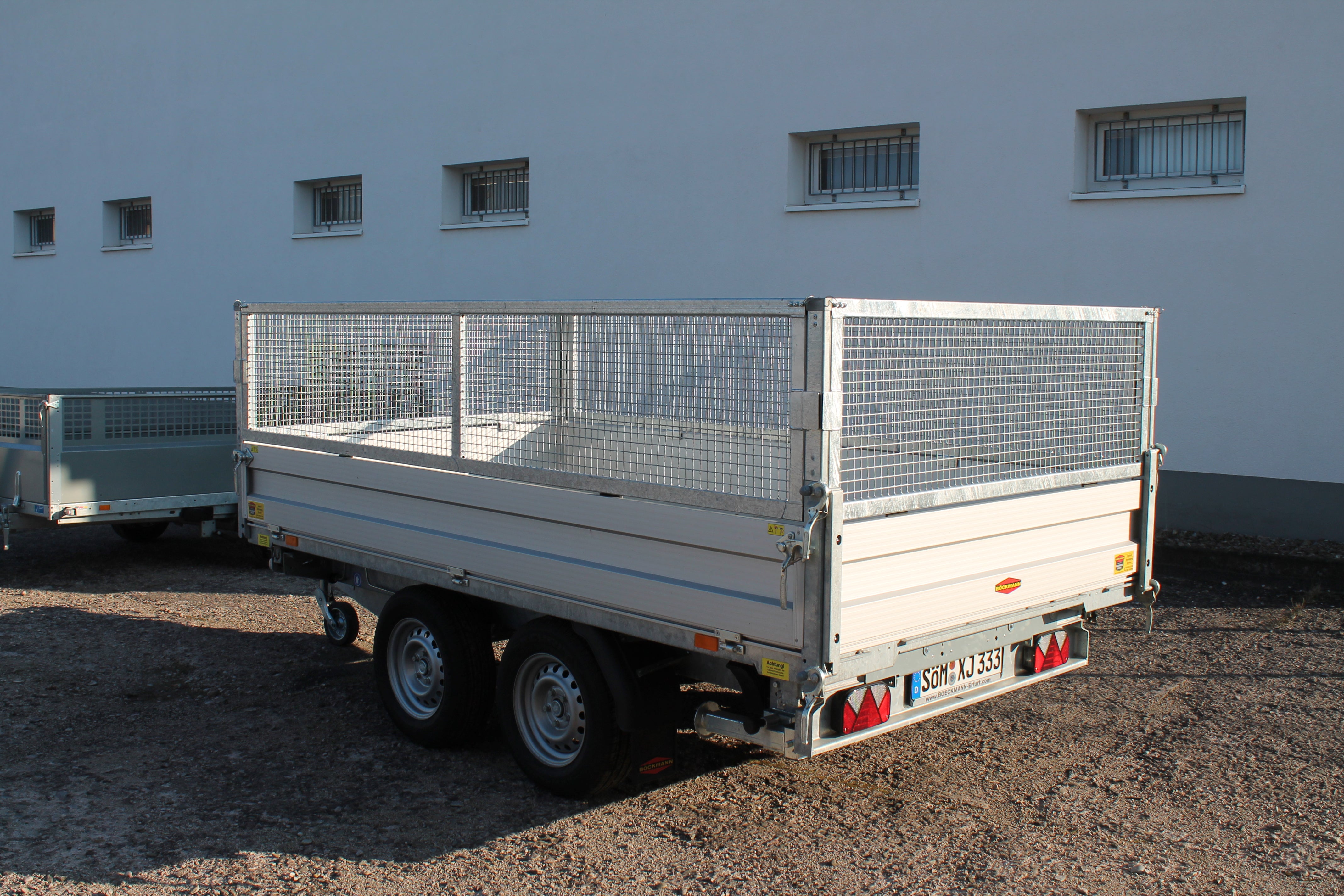3-Seiten-Kipper Anhänger mieten – 1700 kg Nutzlast, mit Auffahrrampen – 2