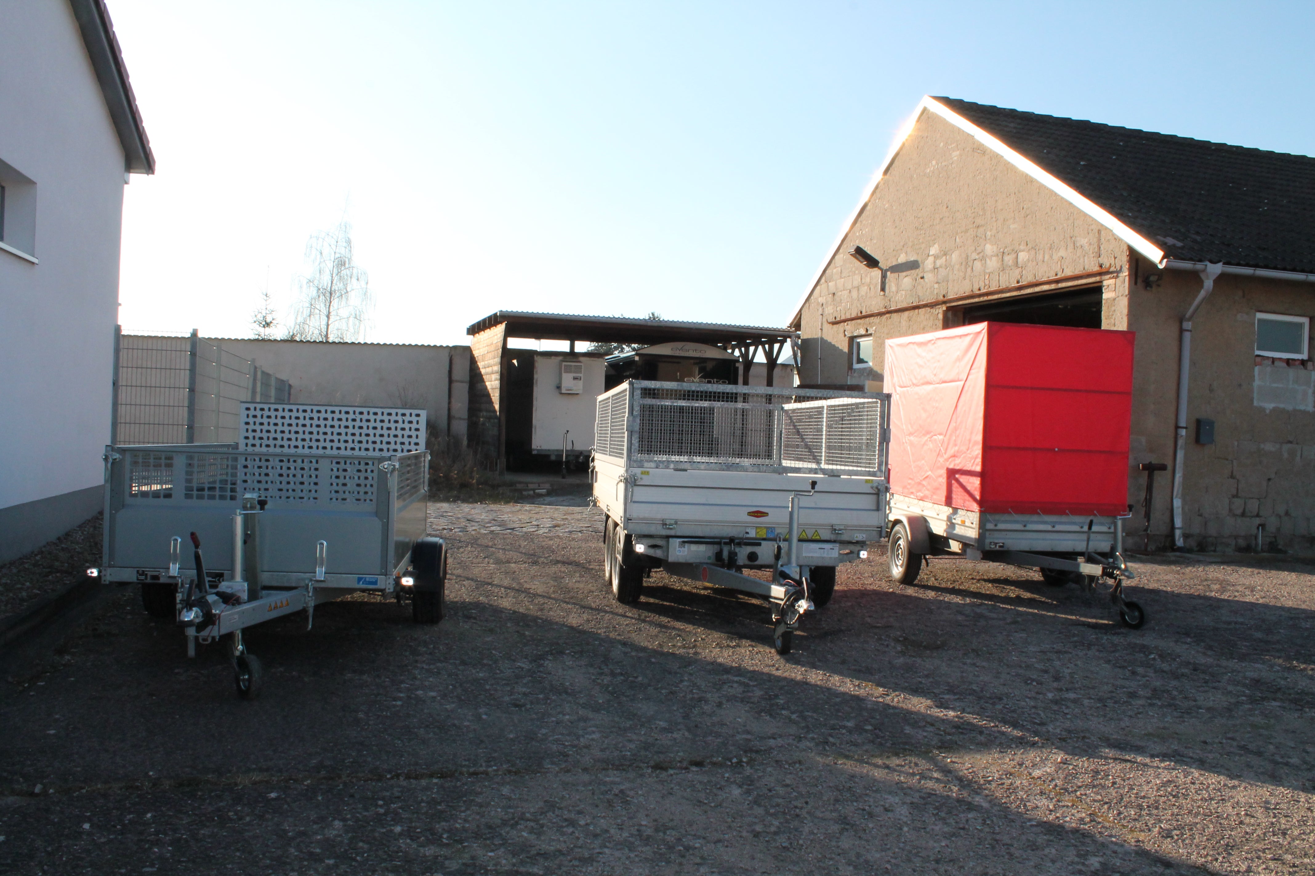 3-Seiten-Kipper Anhänger mieten – 1700 kg Nutzlast, mit Auffahrrampen – 3