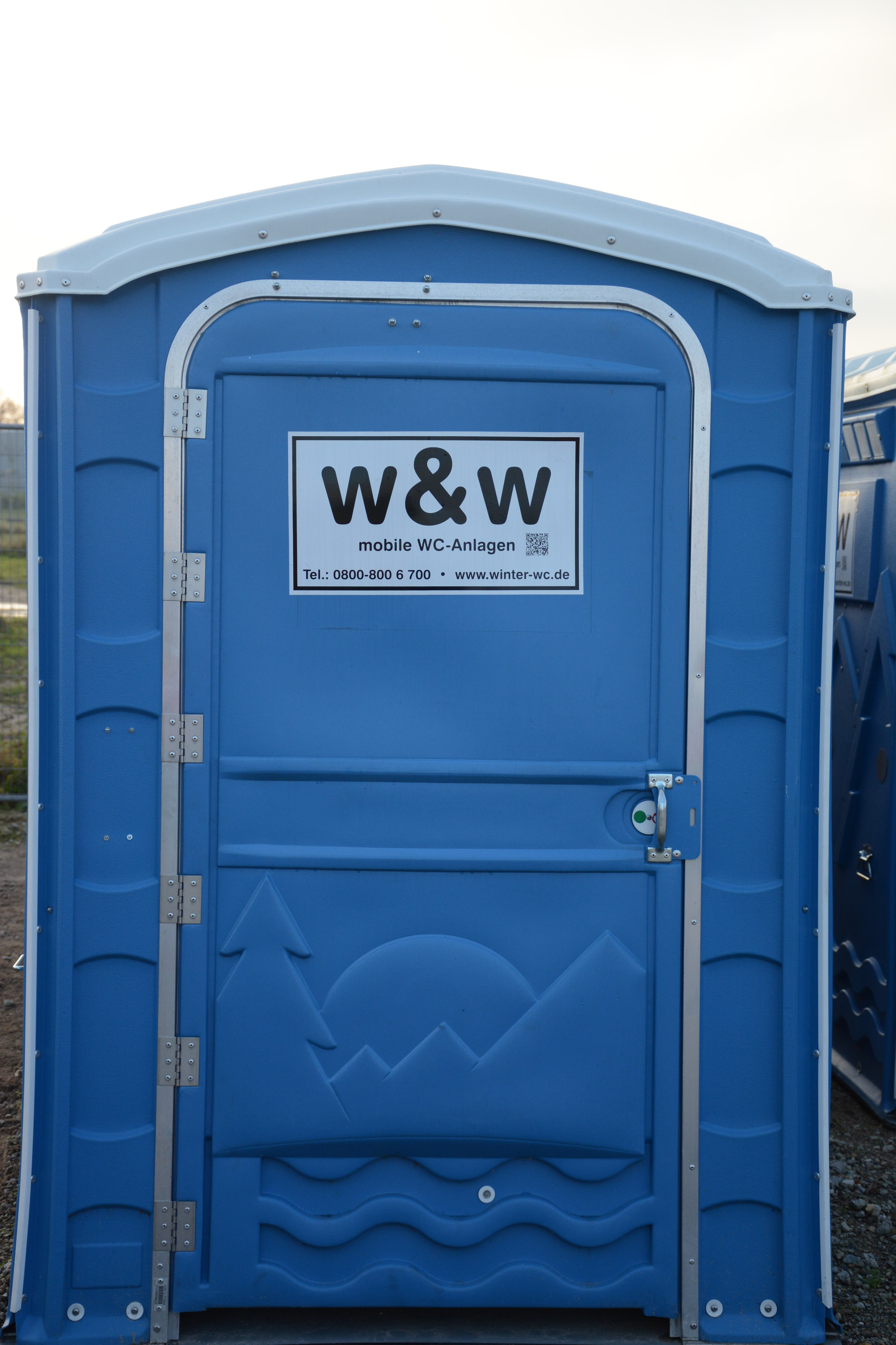 Barrierefreie Toiletten-Kabine mit selbst schließender Tür