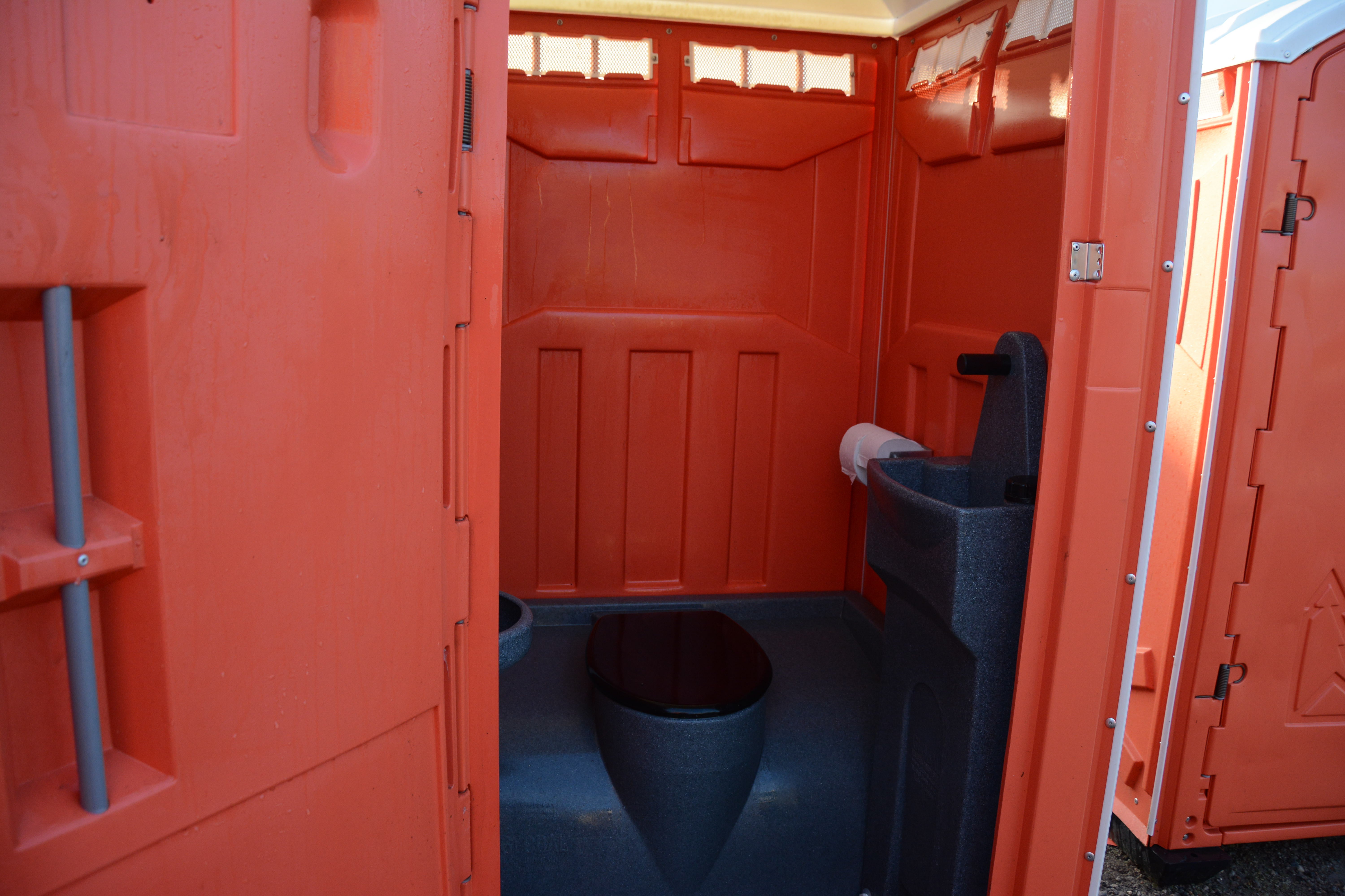 Toiletten-Kabine mit Handwaschbecken – 2