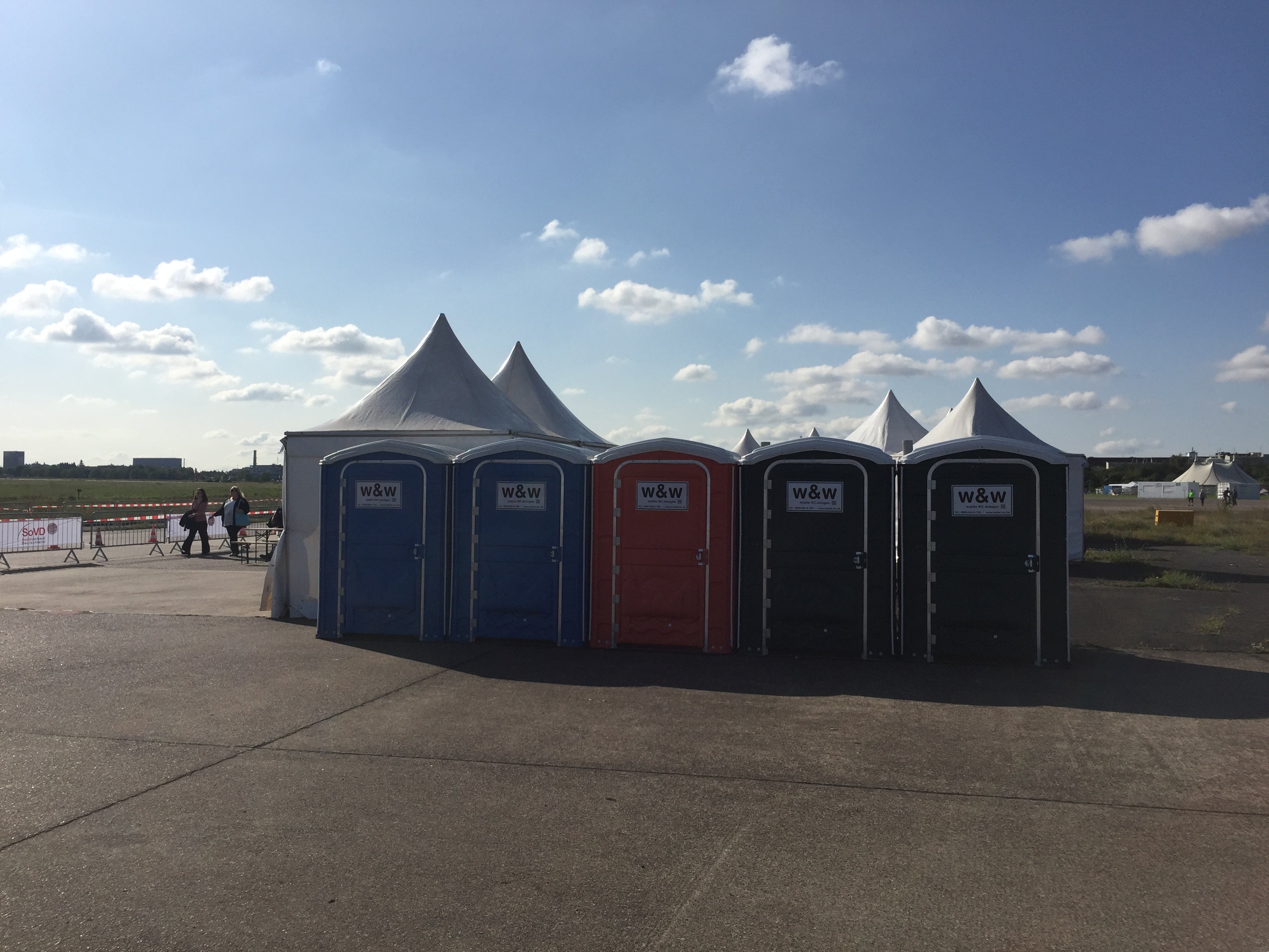 Barrierefreie Toiletten-Kabine mit selbst schließender Tür – 4