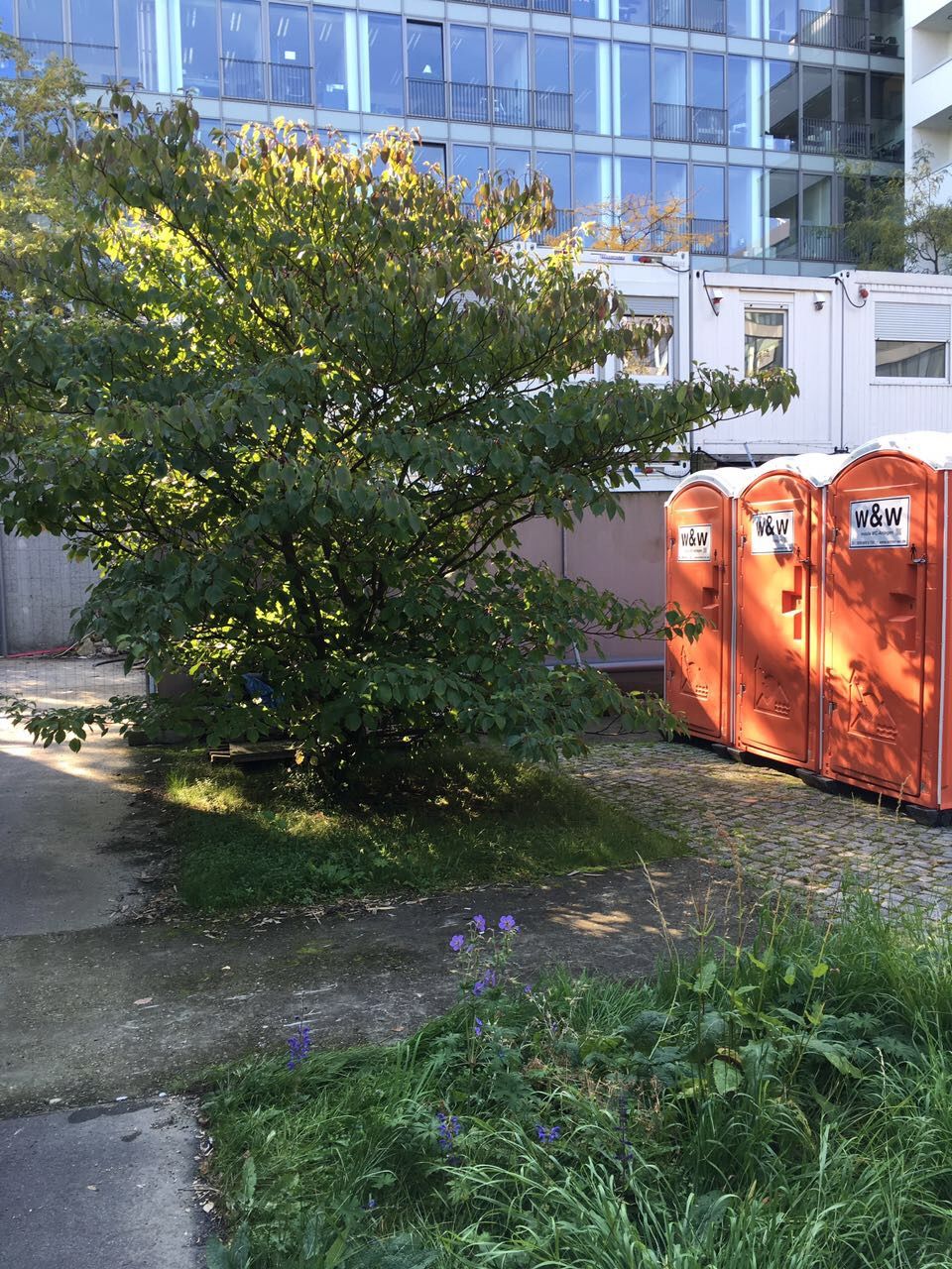 Toiletten-Kabine mit Handwaschbecken – 3