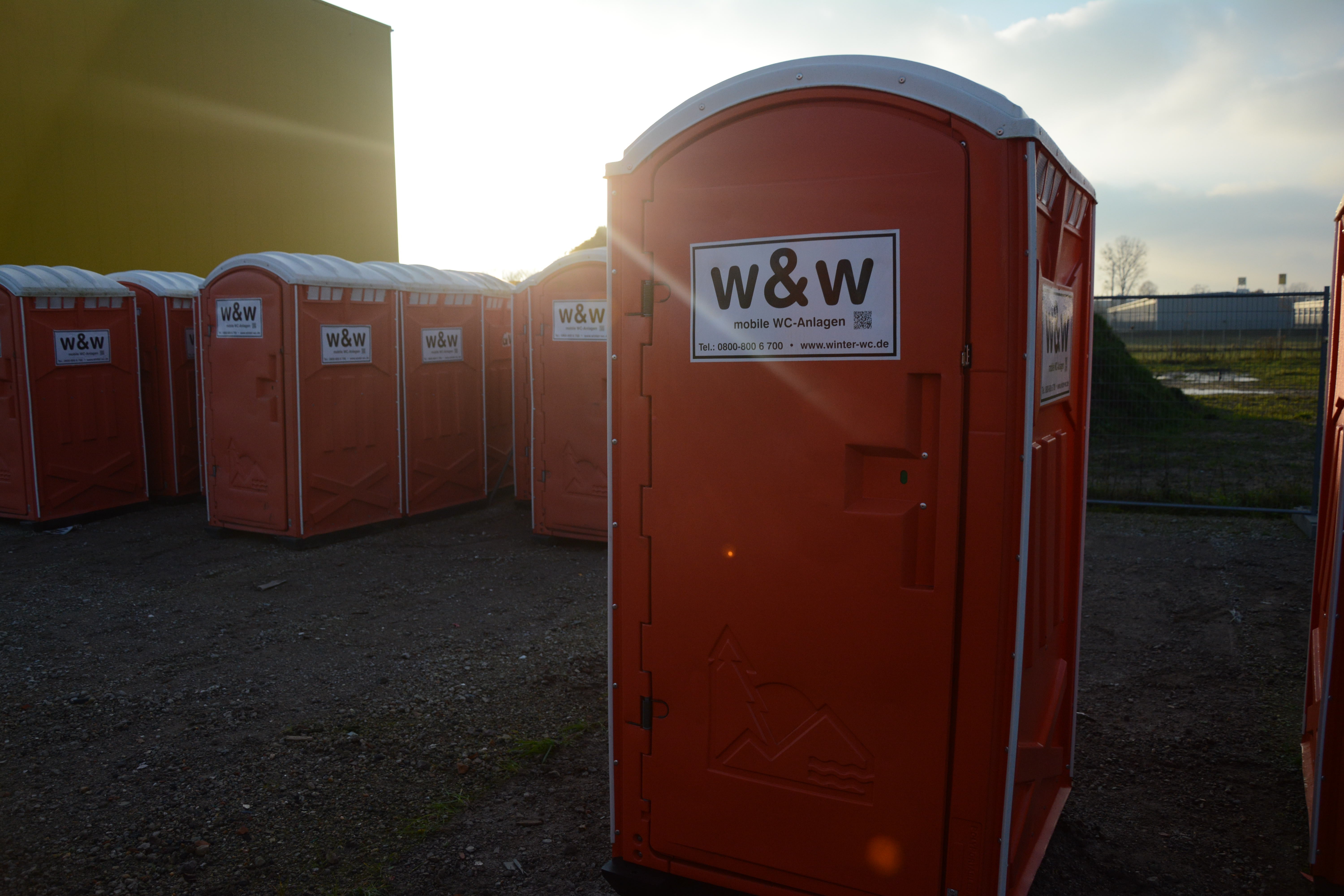 Toiletten-Kabine mit Handwaschbecken