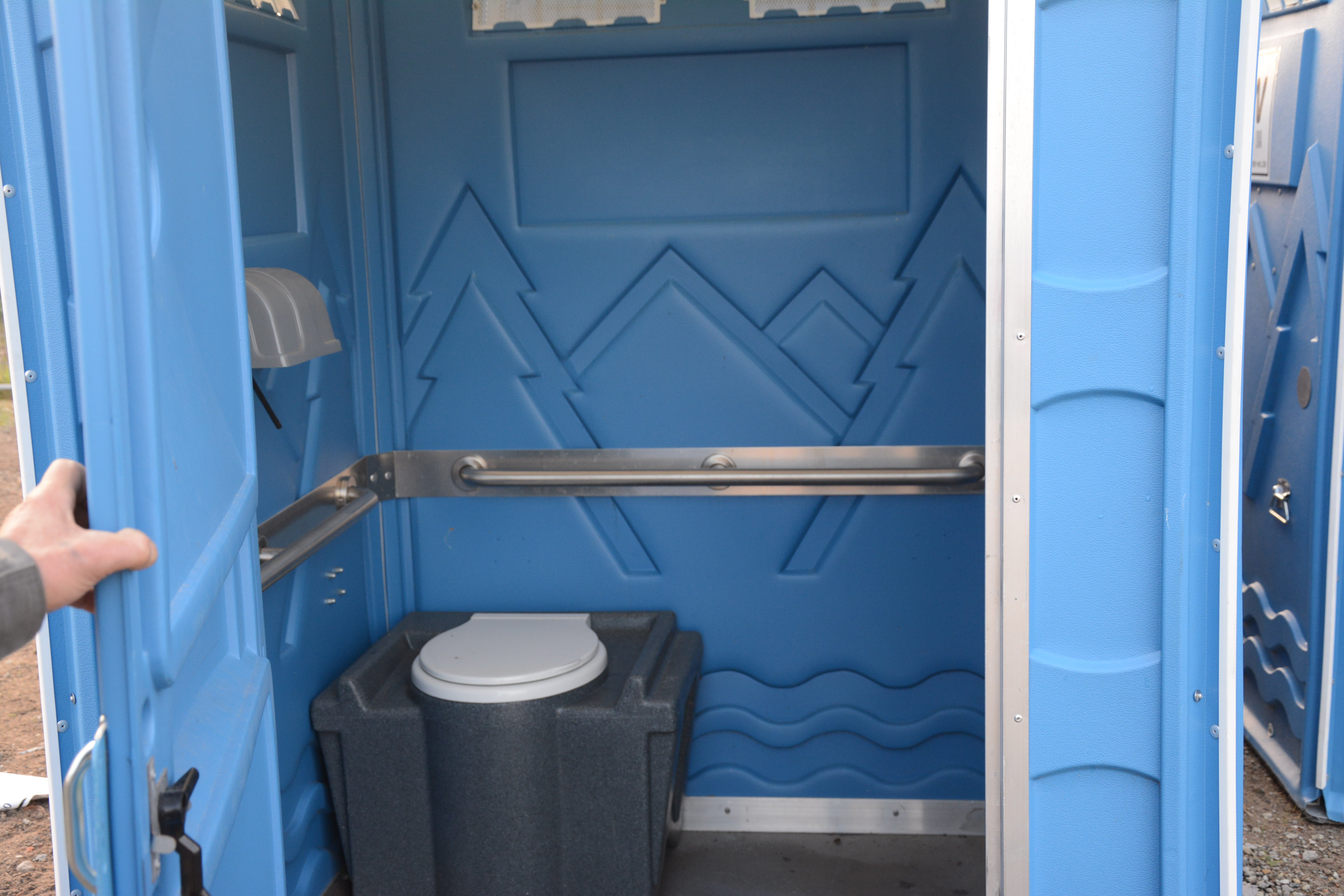 Barrierefreie Toiletten-Kabine mit selbst schließender Tür – 3