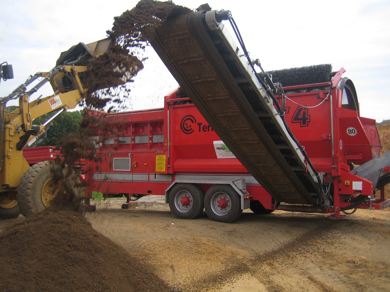Boden sieben,Kompost sieben,Hackschnitzel sieben,Sand sieben,Mobile Siebanlage,Bauschutt sieben,Mutterboden Sieben lassen,Grünabfall sieben, Sieben ,Trommelsiebanlage,Aushub sieben,gesiebter Mutterbod