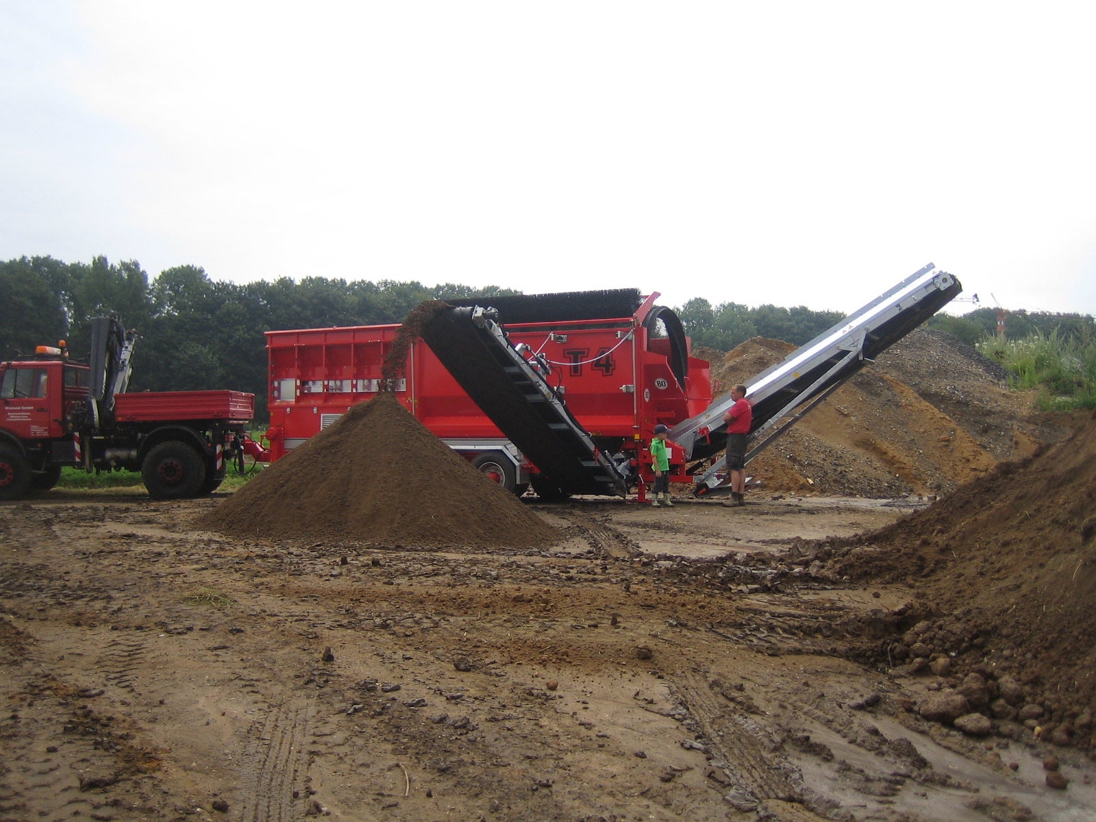 Boden sieben,Kompost sieben,Hackschnitzel sieben,Sand sieben,Mobile Siebanlage,Bauschutt sieben,Mutterboden Sieben lassen,Grünabfall sieben, Sieben ,Trommelsiebanlage,Aushub sieben,gesiebter Mutterbod – 2