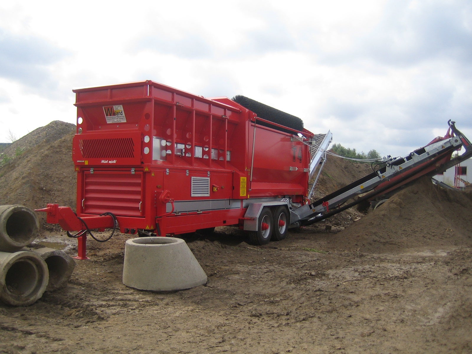Boden sieben,Kompost sieben,Hackschnitzel sieben,Sand sieben,Mobile Siebanlage,Bauschutt sieben,Mutterboden Sieben lassen,Grünabfall sieben, Sieben ,Trommelsiebanlage,Aushub sieben,gesiebter Mutterbod – 4