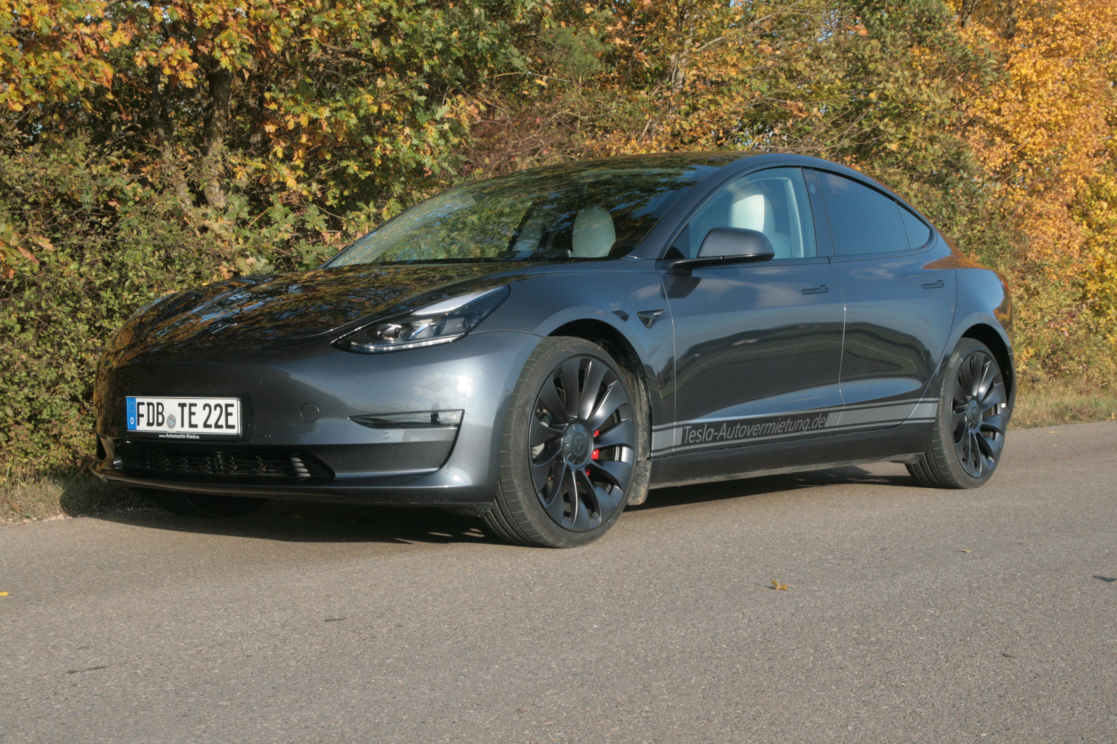 Tesla Model 3 Performance Allrad in schickem blau oder weiß - auch im Auto-ABO!!