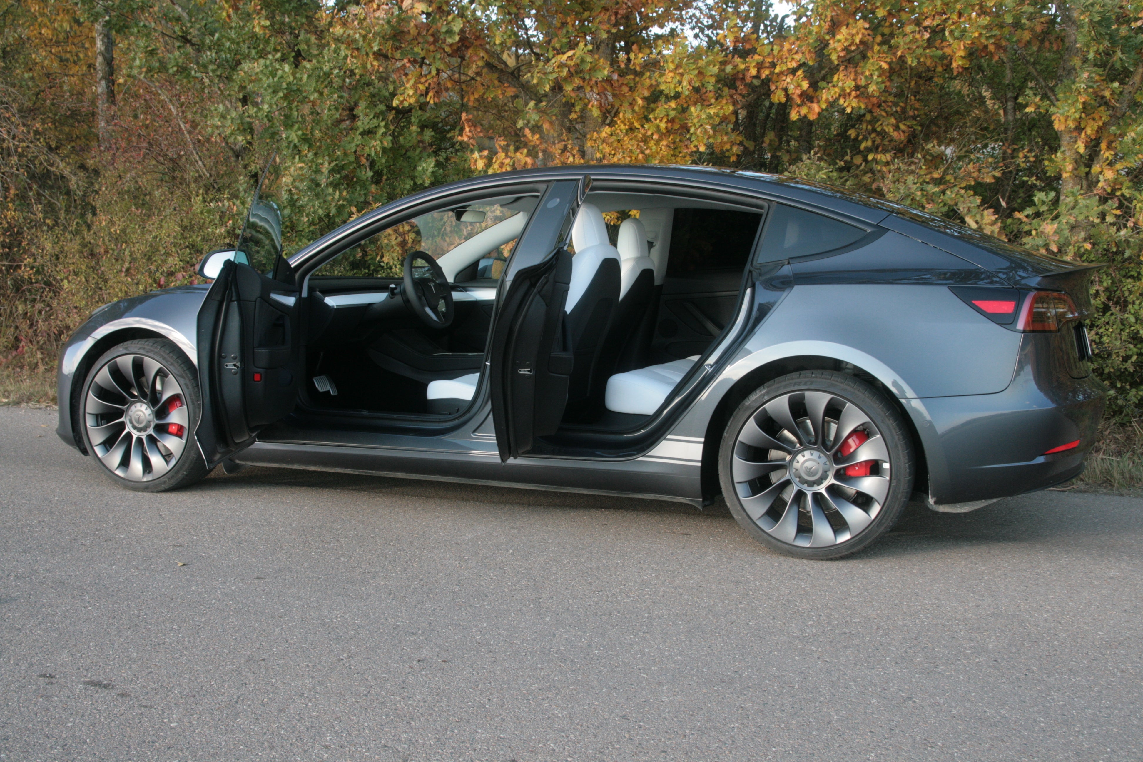 Tesla Model 3 Performance Allrad in schickem blau oder weiß - auch im Auto-ABO!! – 3