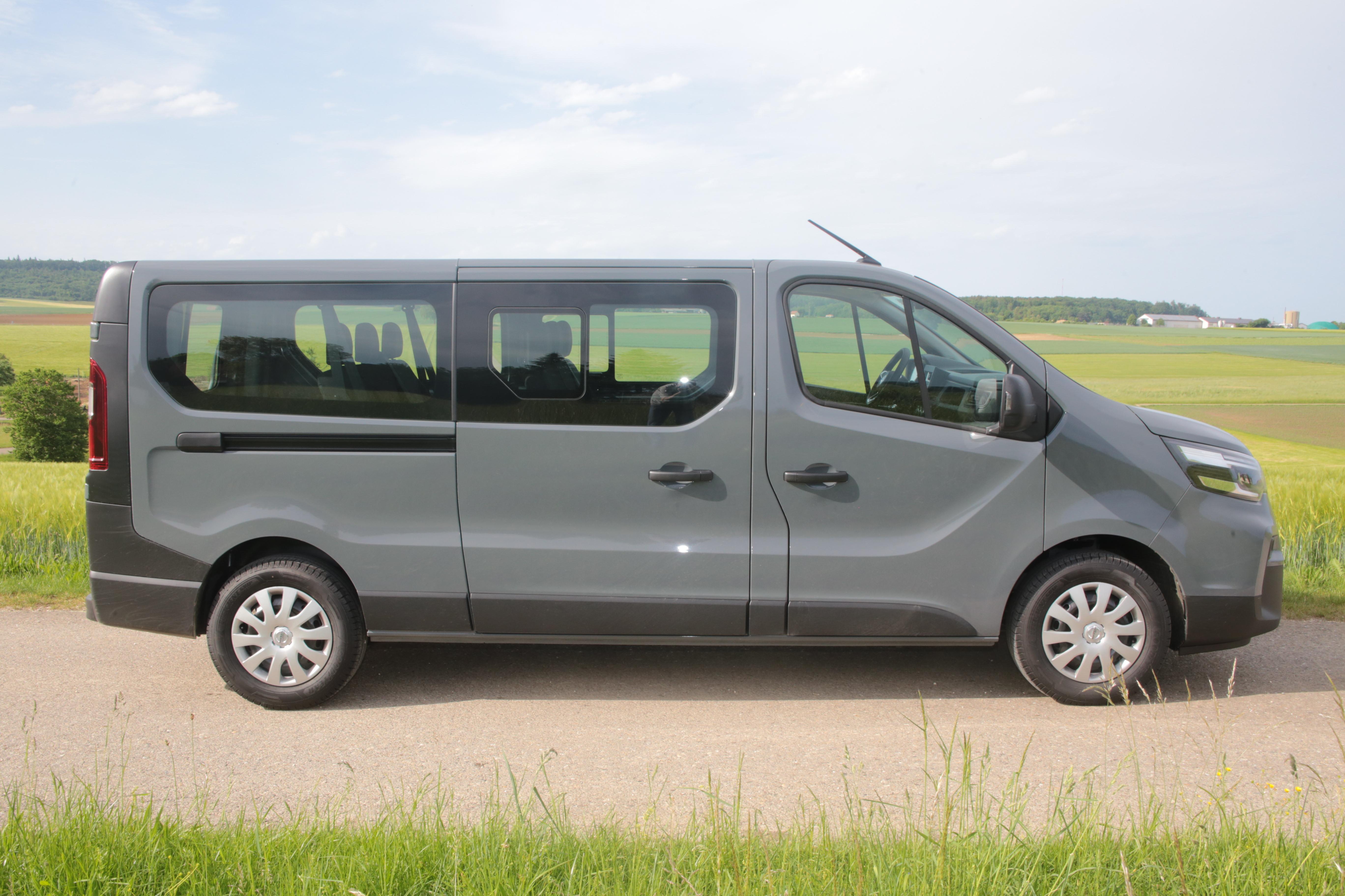 Nissan Primastar NV 300 L2 9-Sitzer, langer Radstand mit Klima, Einparksensoren, Tempomat, Freisprecheinrichtung, LED-Scheinwerfer, etc. - Erstzulassung Mai 2022!! (baugleich mit Renault Trafic) – 2