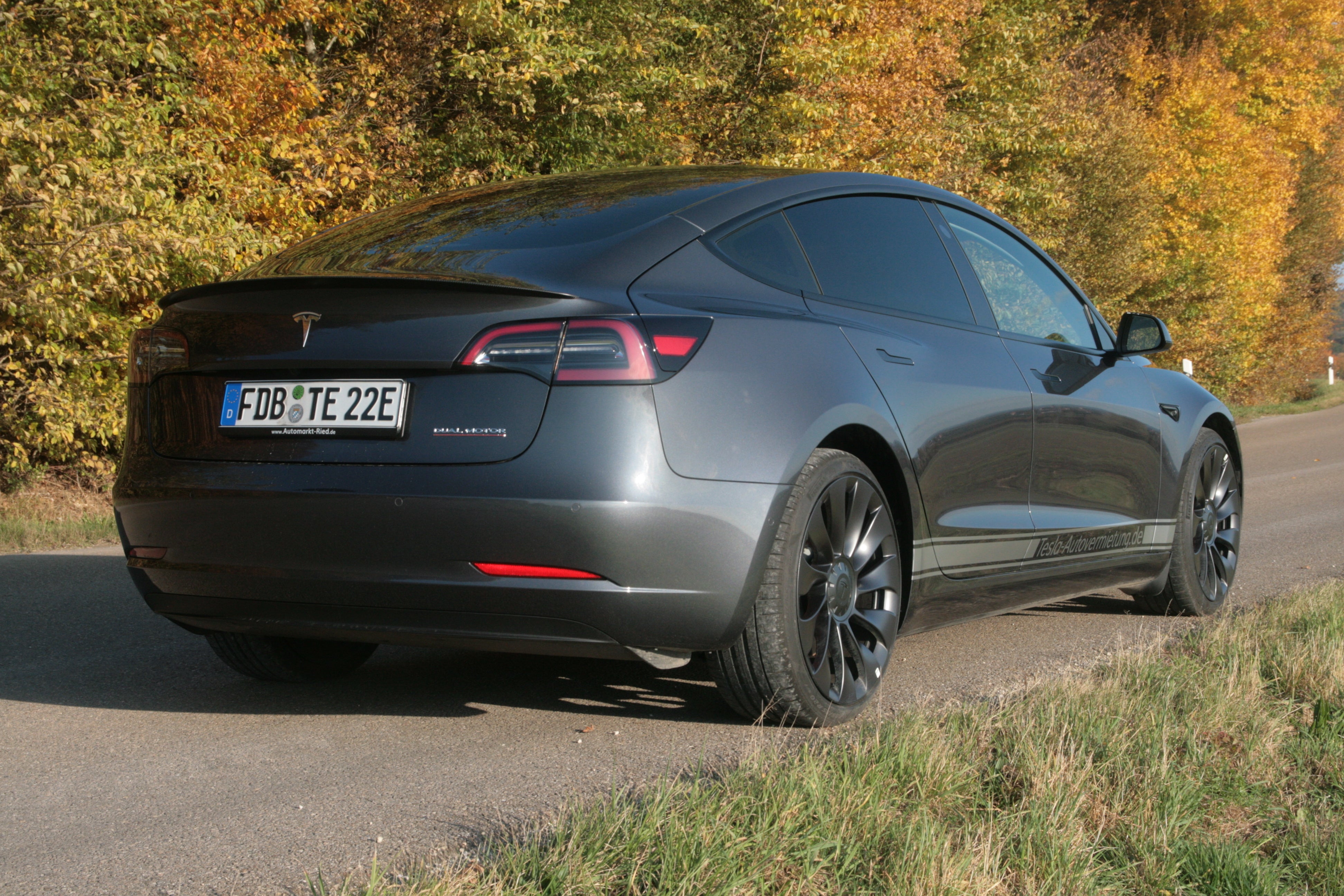 Tesla Model 3 Performance Allrad in schickem blau oder weiß - auch im Auto-ABO!! – 4