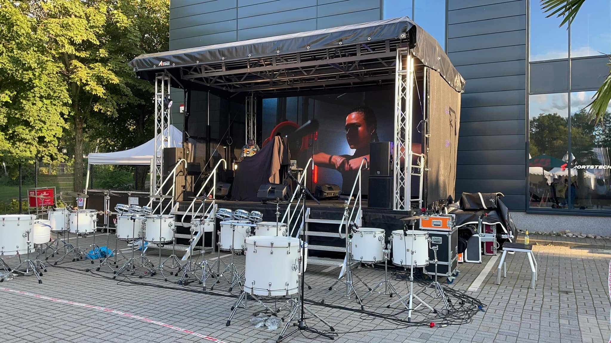 PROFI] Mobile Eventbühne 24 m² – DIN-zertifiziert + Windfest – 2