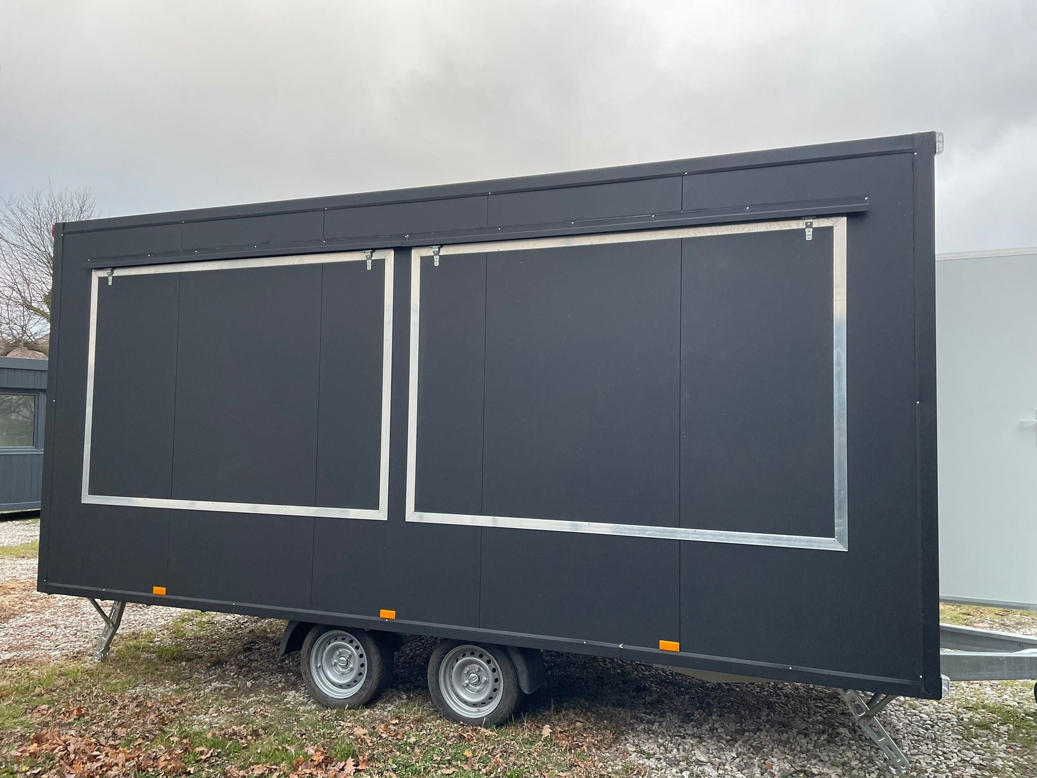 Imbisswagen L mieten – Gastro-Trailer 6,97m | 3-flammig Gasgrill + Fritteuse – 4