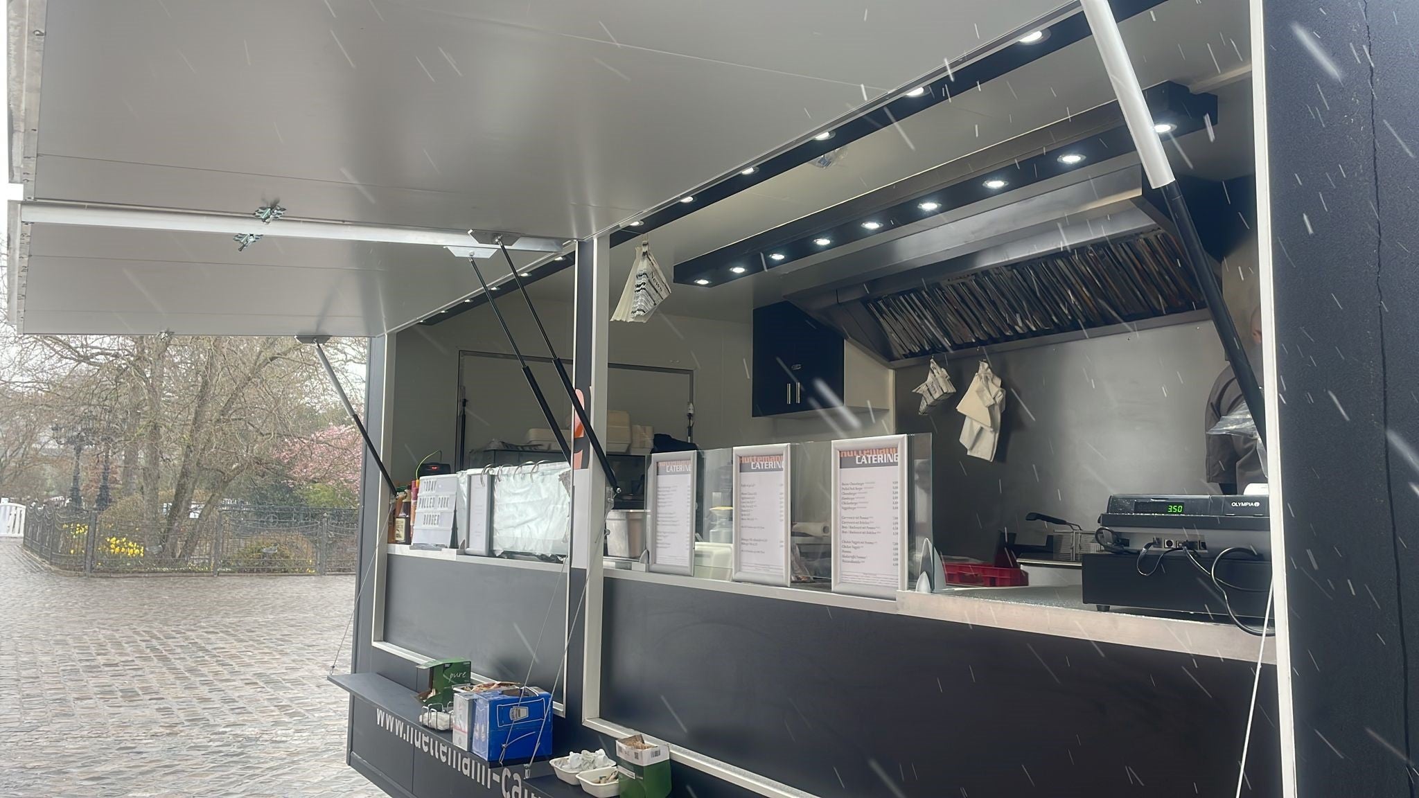 Imbisswagen L mieten – Gastro-Trailer 6,97m | 3-flammig Gasgrill + Fritteuse – 3