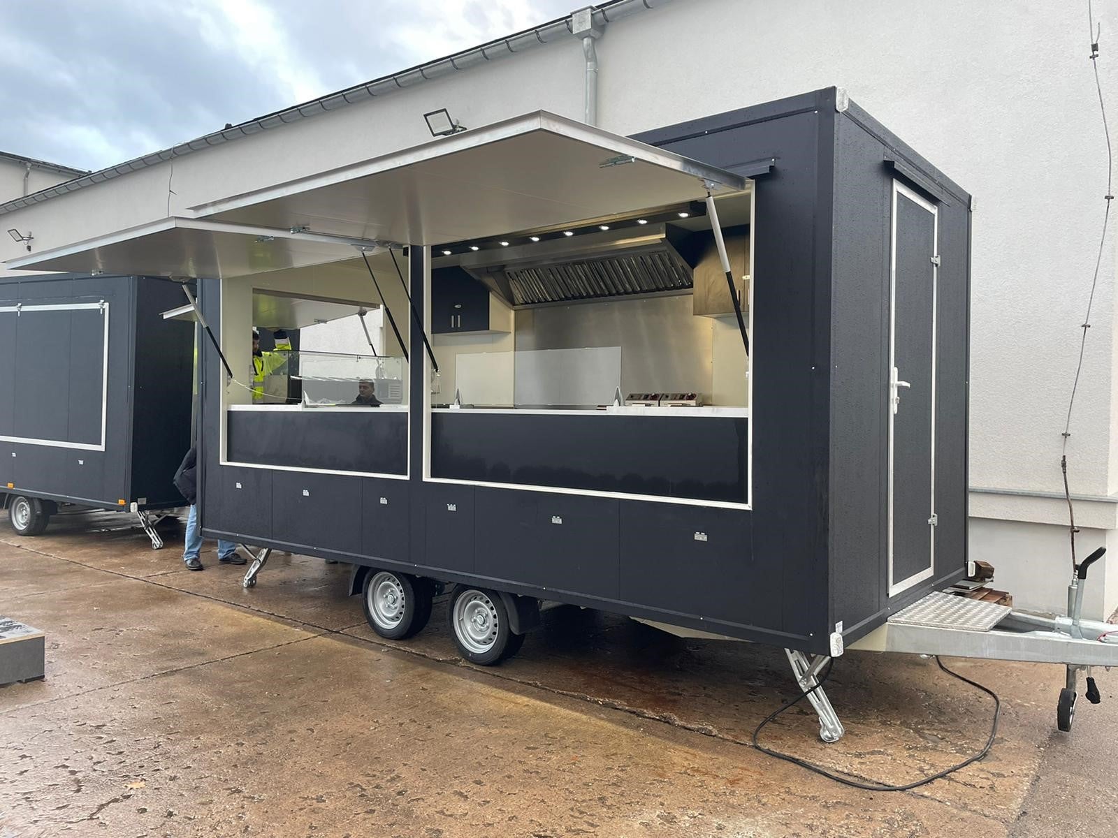 Imbisswagen L mieten – Gastro-Trailer 6,97m | 3-flammig Gasgrill + Fritteuse – 2