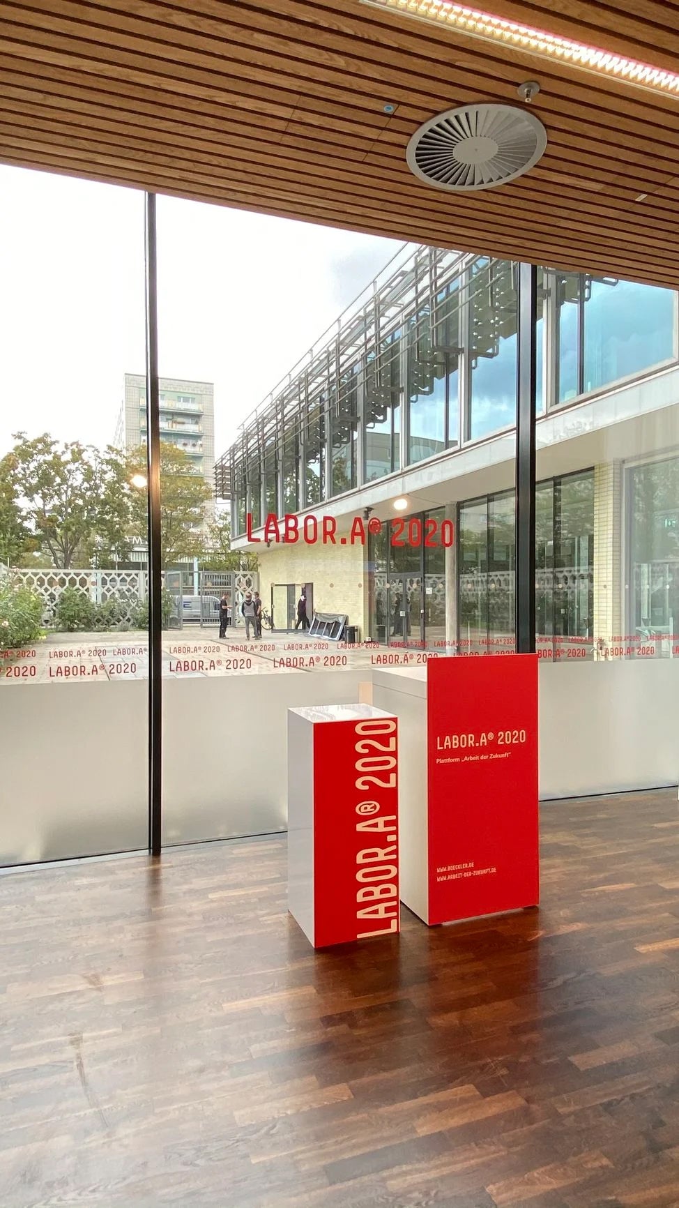 Stehpult mit Frontblende | Stehtisch oder Rednerpult für Bühnen und Veranstaltungen