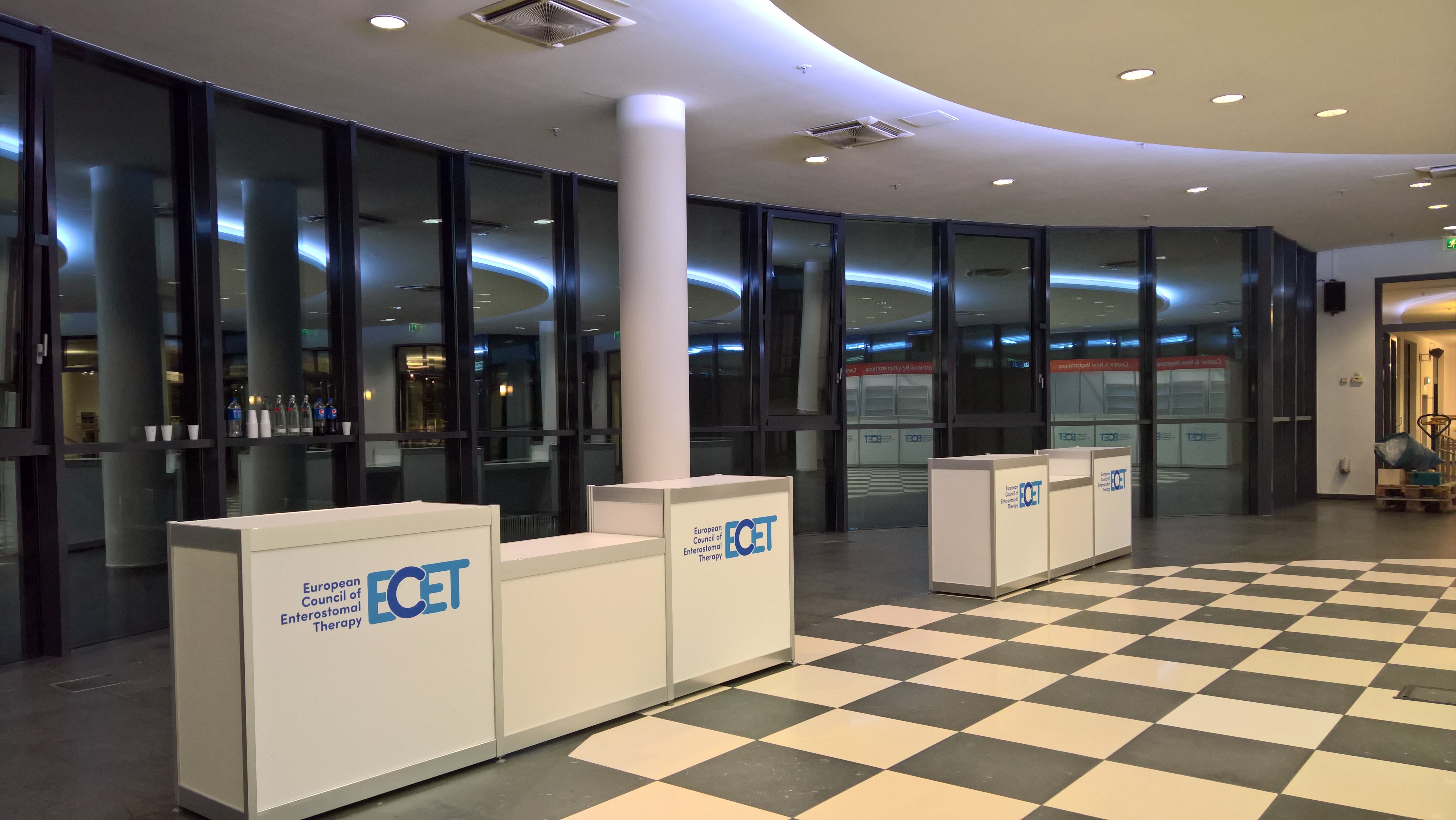 Registrierung | Akkreditierung | Infocounter für Ihre Veranstaltung mit Kontaktschutzwänden – 4