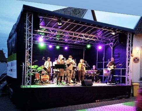 Bühne - Stage - Mobile Bühne (42 qm) - auf Wunsch mit oder ohne Technik