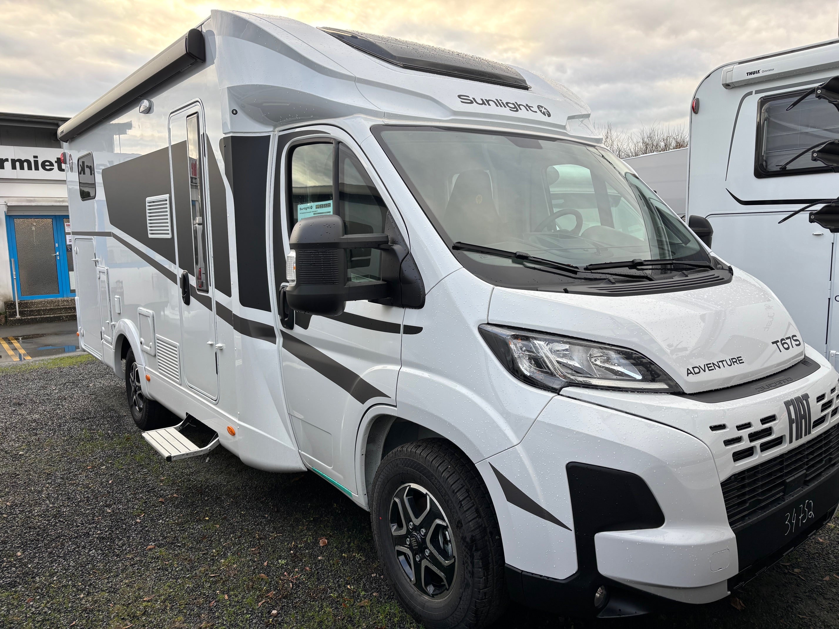 Wohnmobil Teilintegriert mit Hubbett Sunlight T 67
