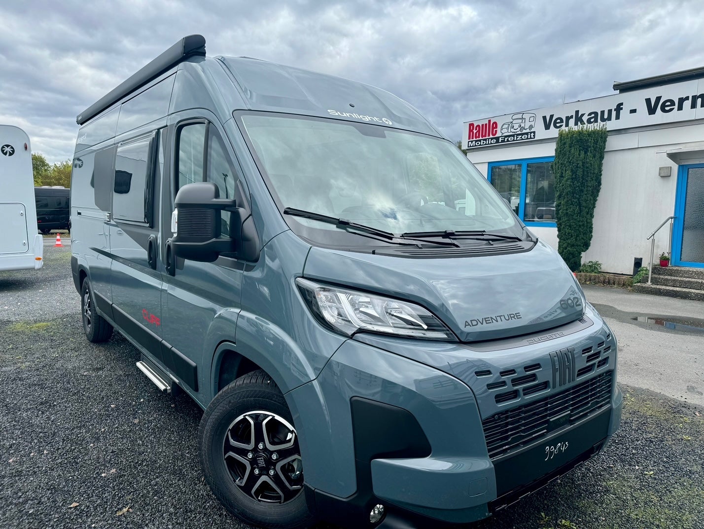 Sunlight Cliff 602 Adventure - Wohnmobil Kastenwagen Van mit Anhängerkupplung
