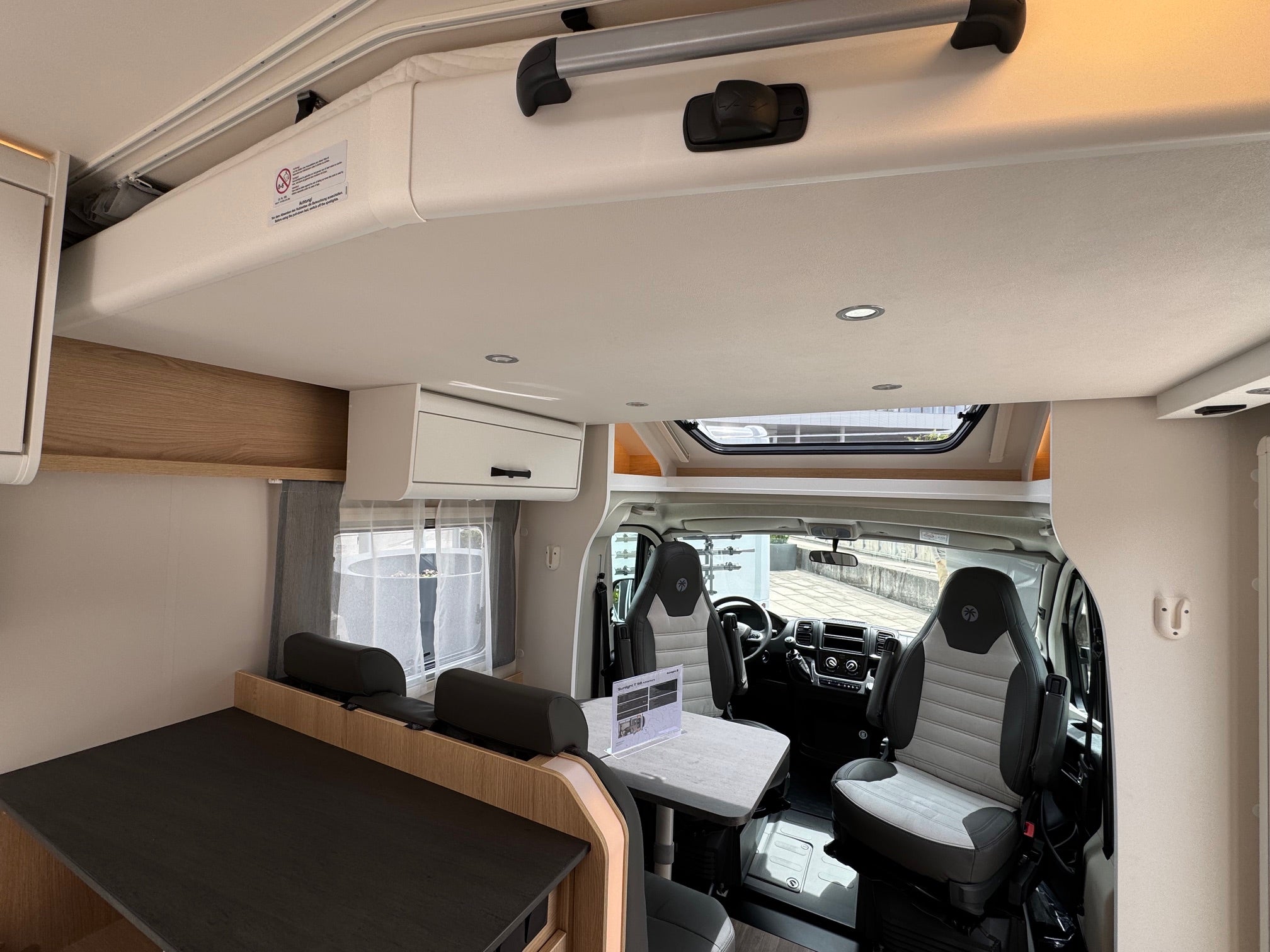 Teilintegriert kompakt Wohnmobil Sunlight T58 mit Hubbett – 3